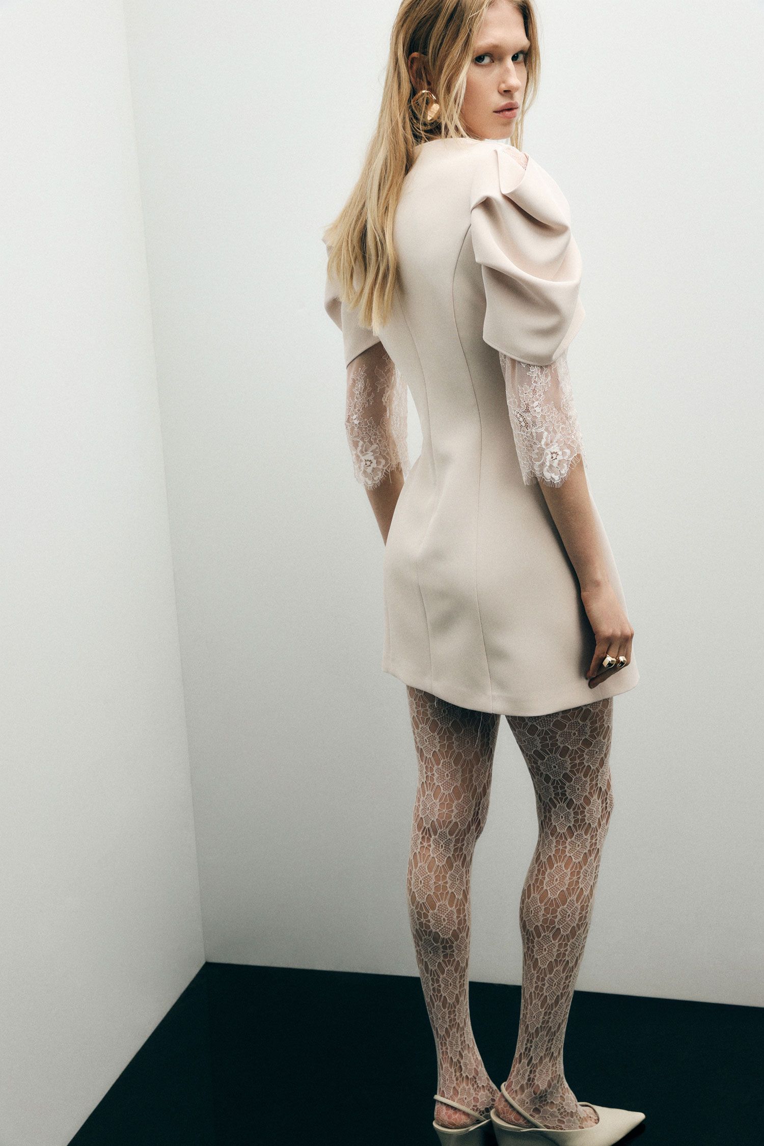 Abito corto con maniche a balze e inserti in pizzo Imperial