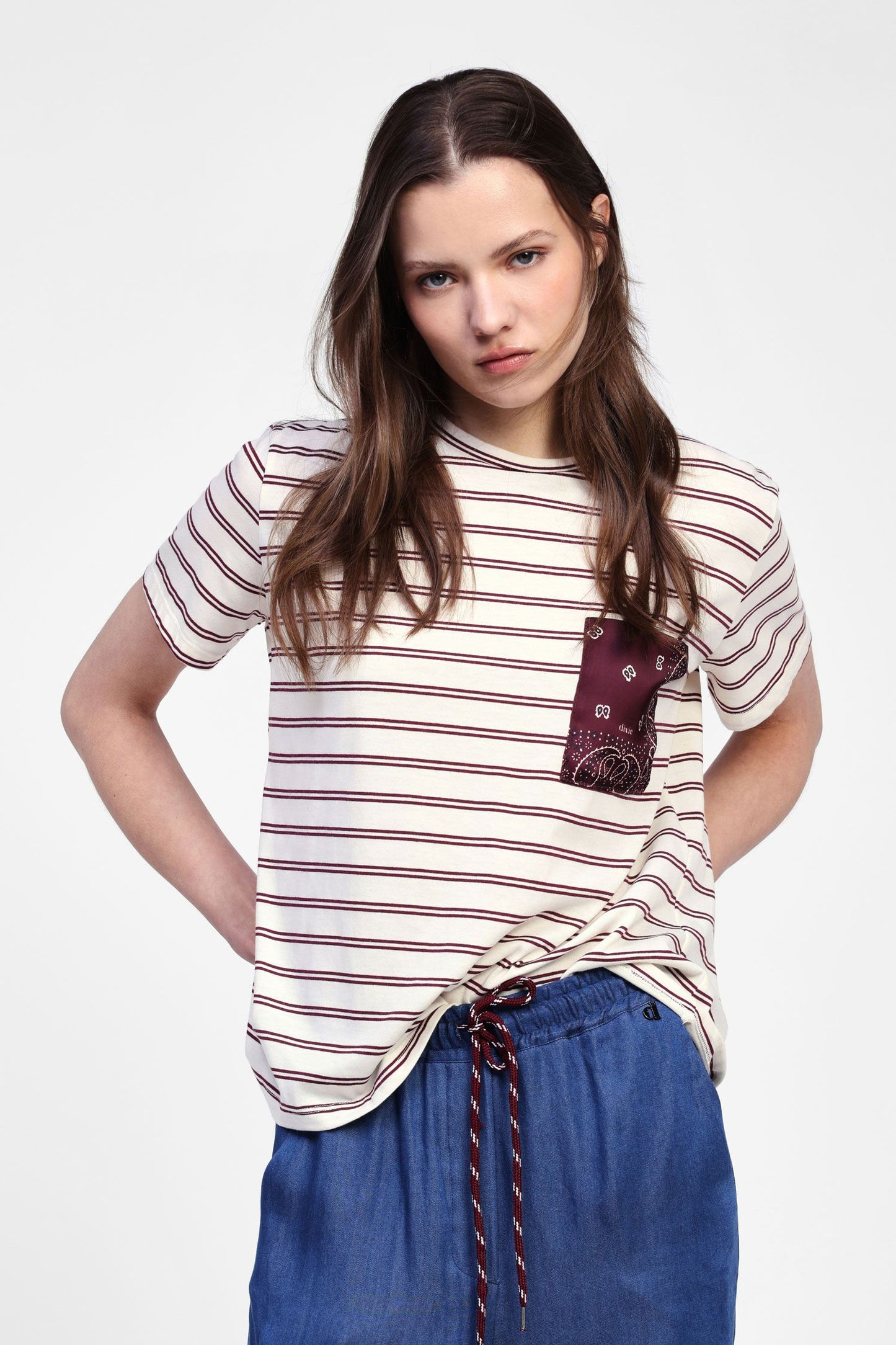 T-shirt a righe con tasca decorata Dixie