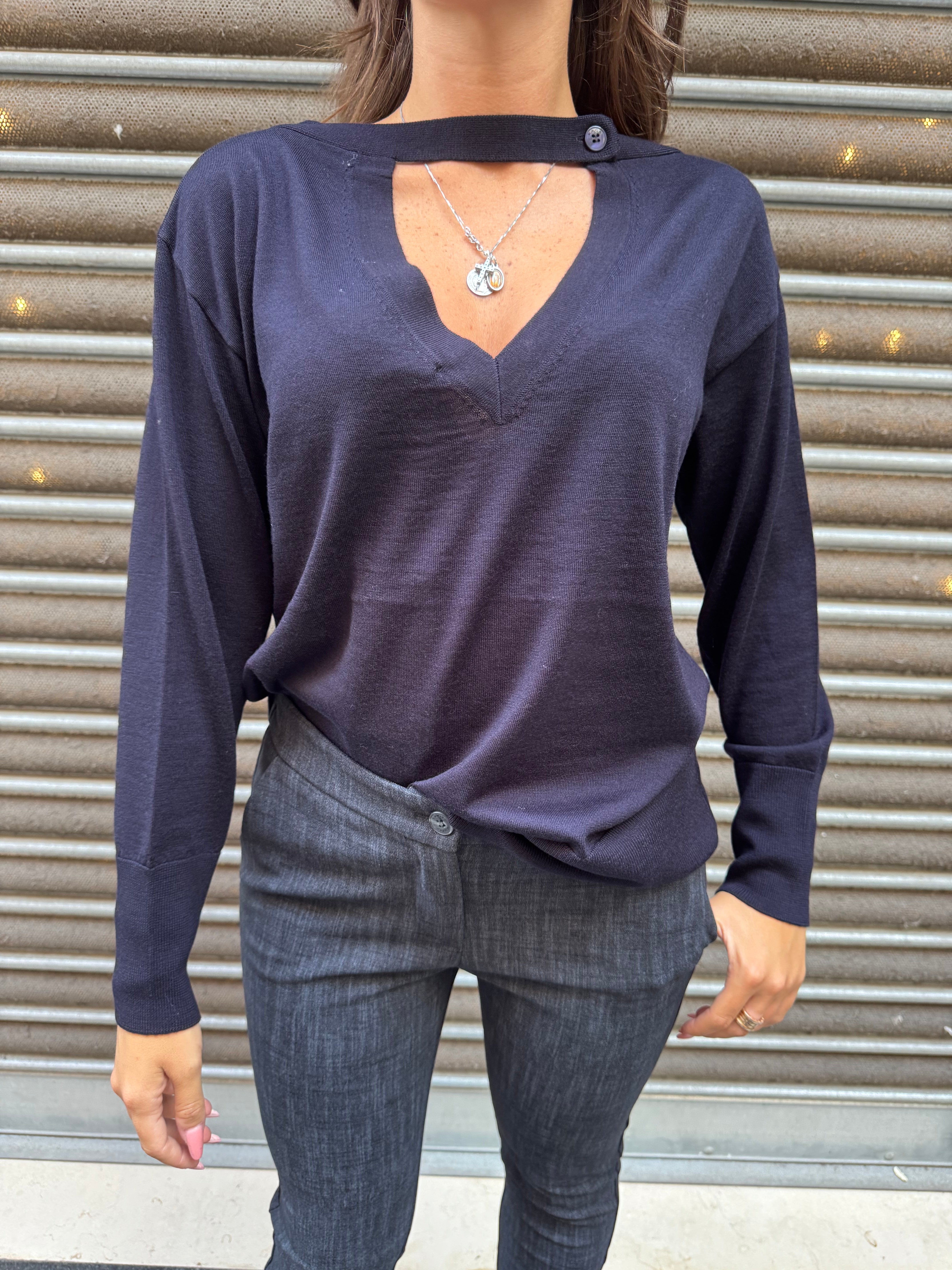 Maglia lunga in maglia fine con scollo sulla schiena
Kaos Donna