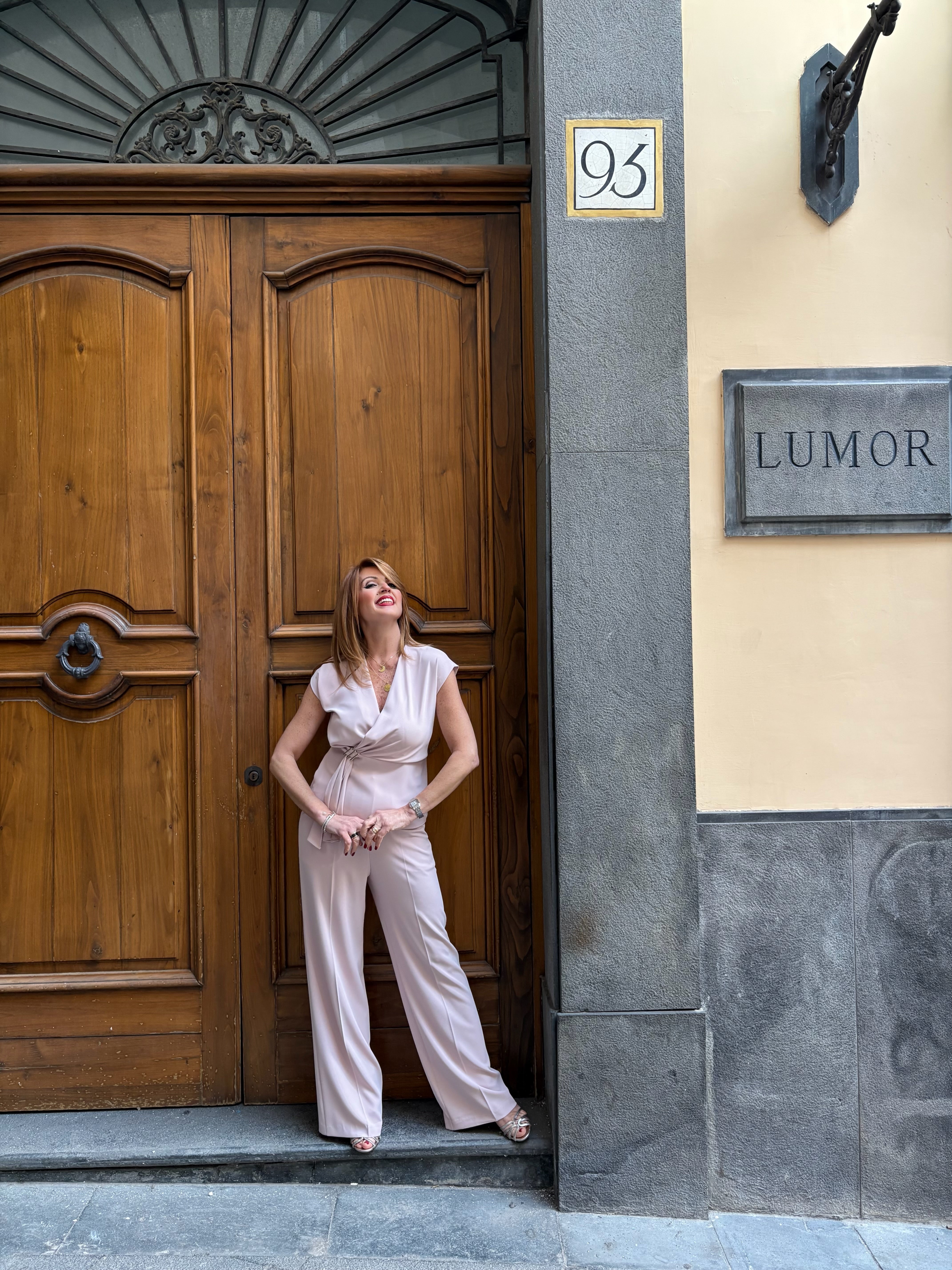 Blusa con pieghe baschina e accessorio dorato Hanita