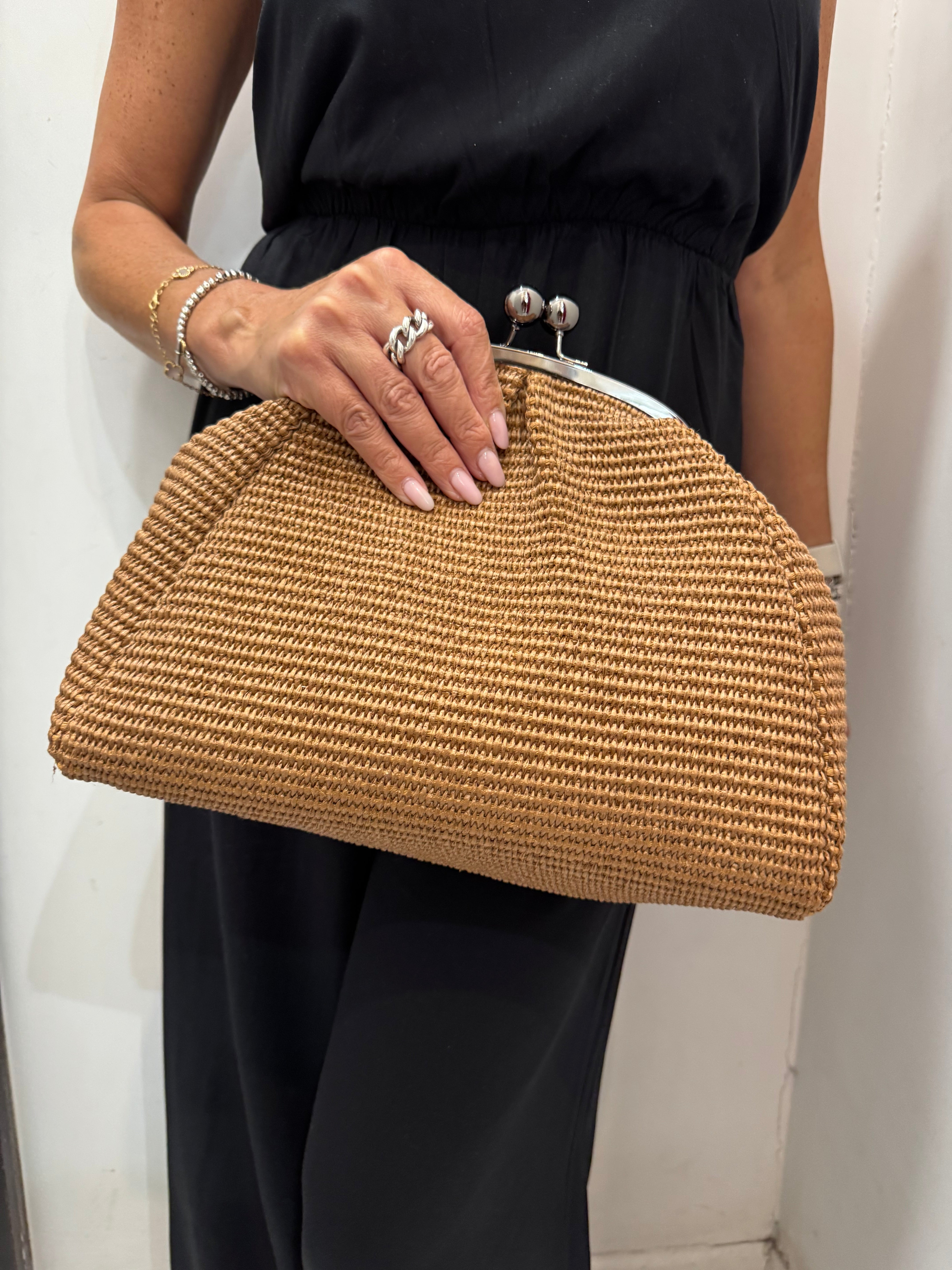 Maxi clutch in rafia