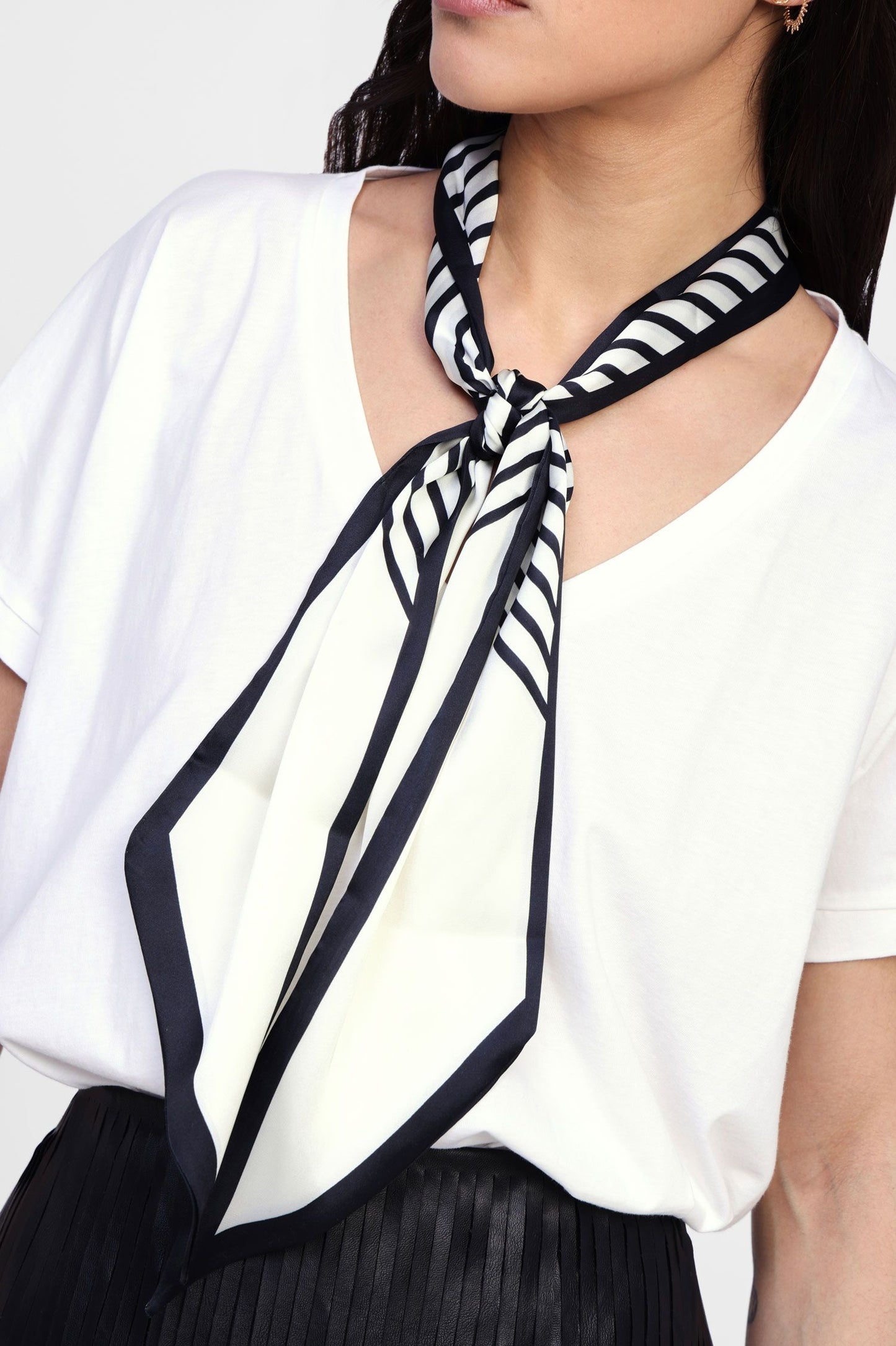 T-shirt con maniche corte e scollo v e foulard Dixie