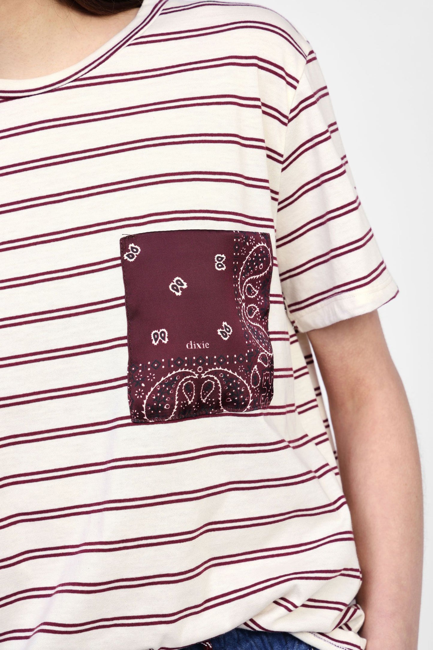 T-shirt a righe con tasca decorata Dixie