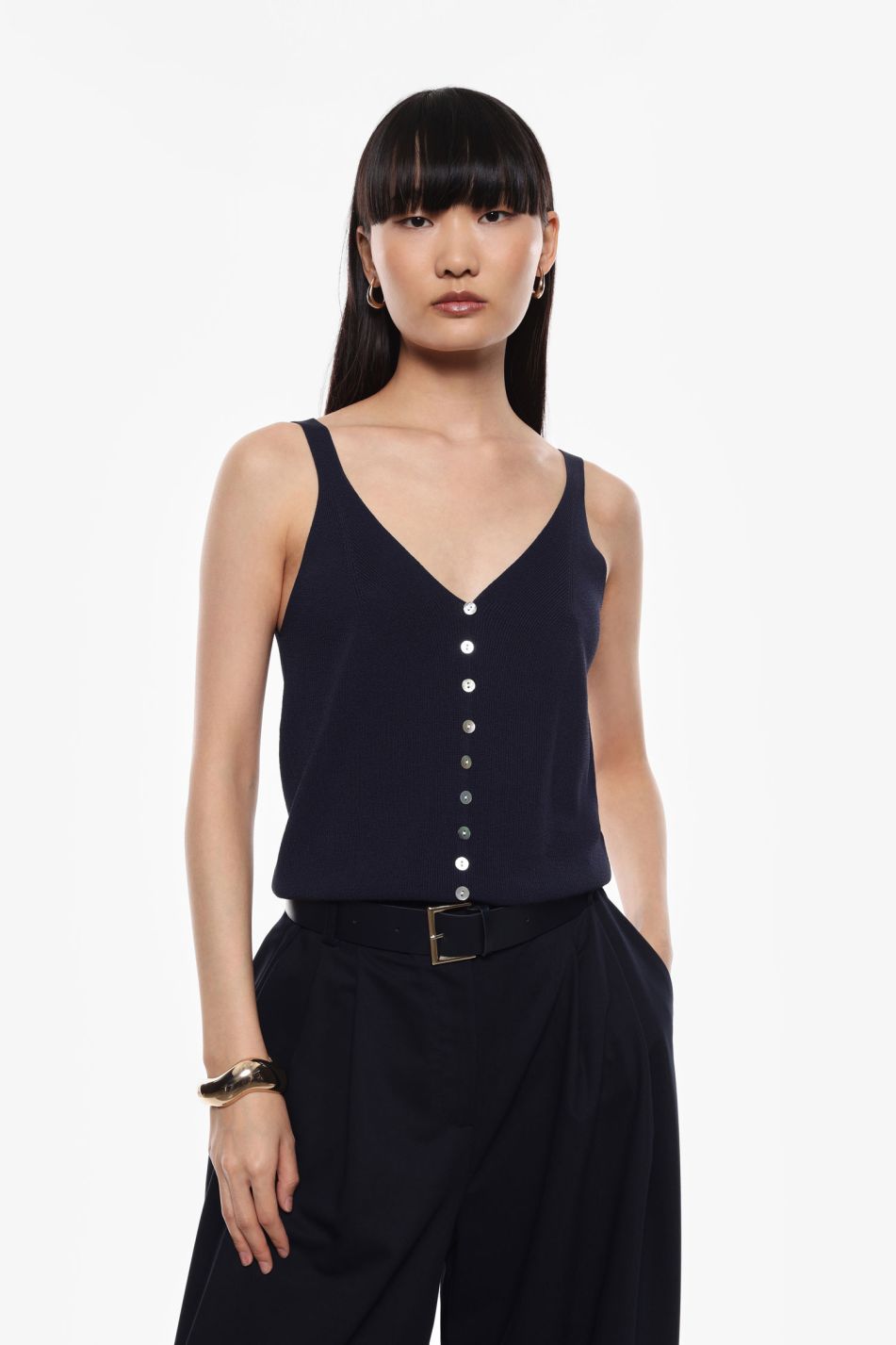Top smanicato in maglia con bottoni