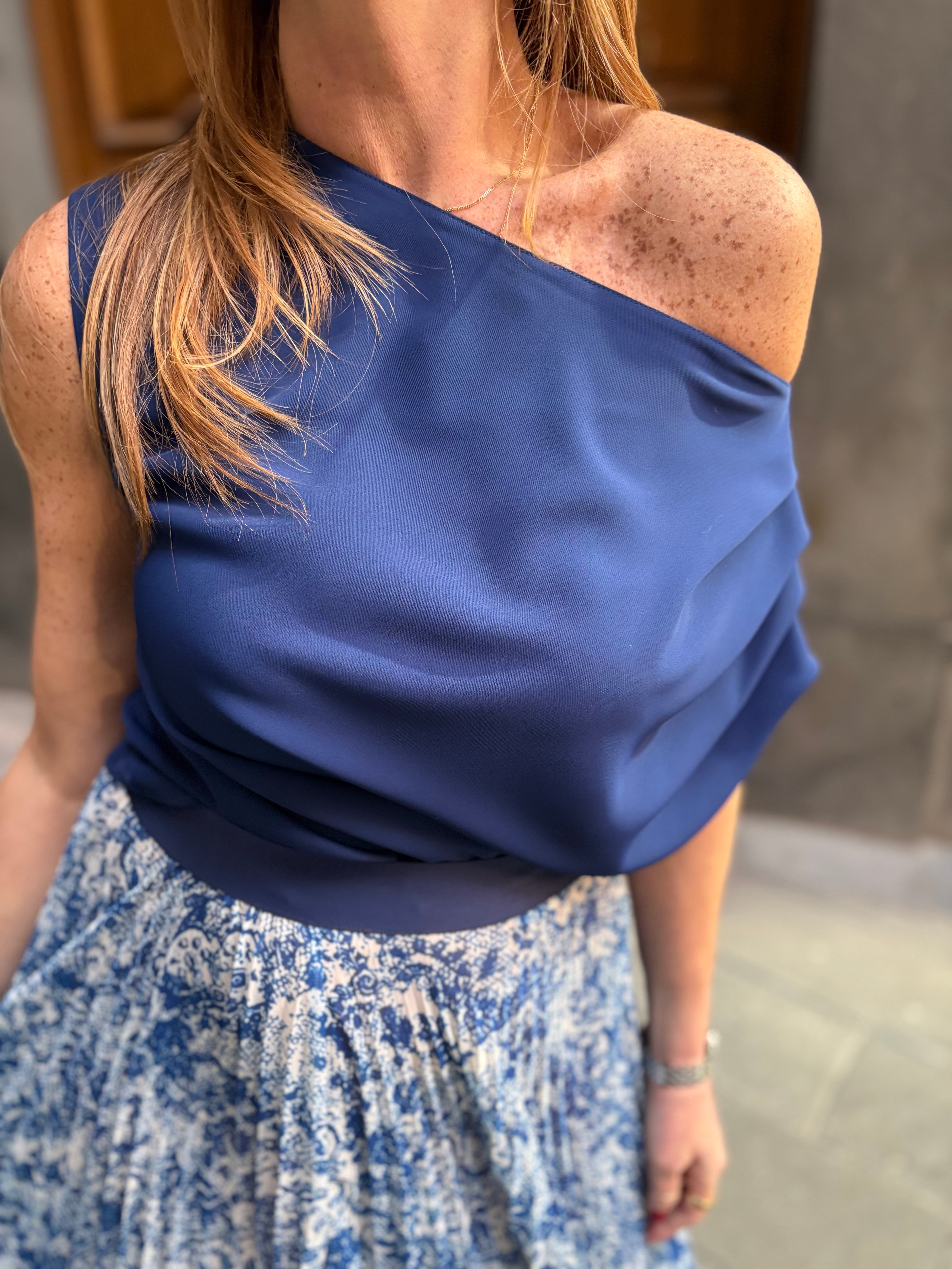 Blusa asimmetrica con pieghe su una spalla Hanita