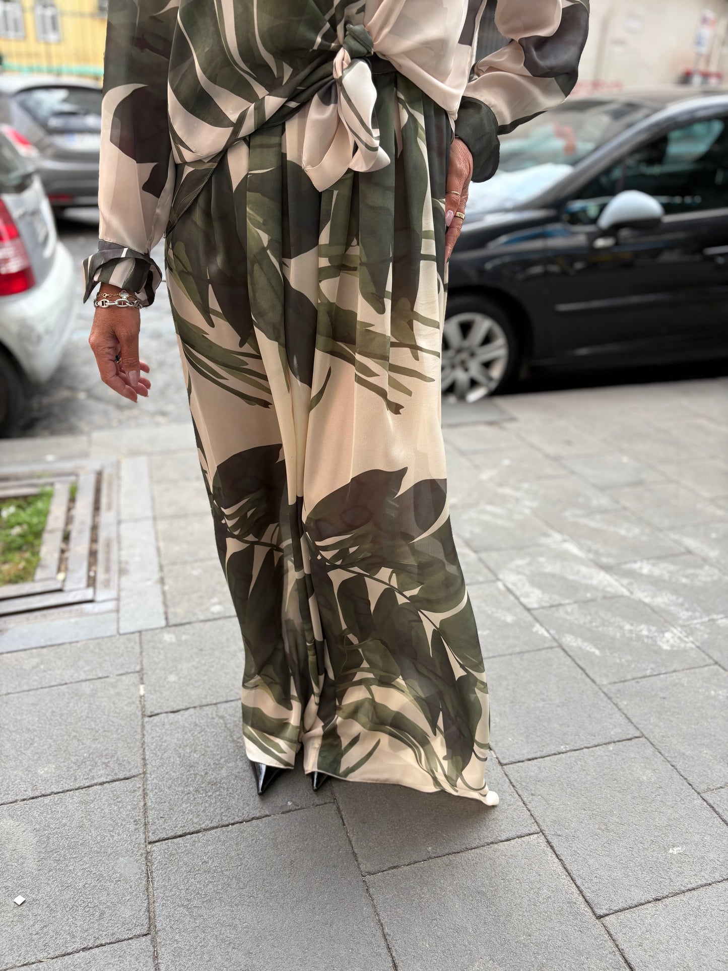 Pantalone gamba ampia con pieghe chiffon stampa foglie Hanita