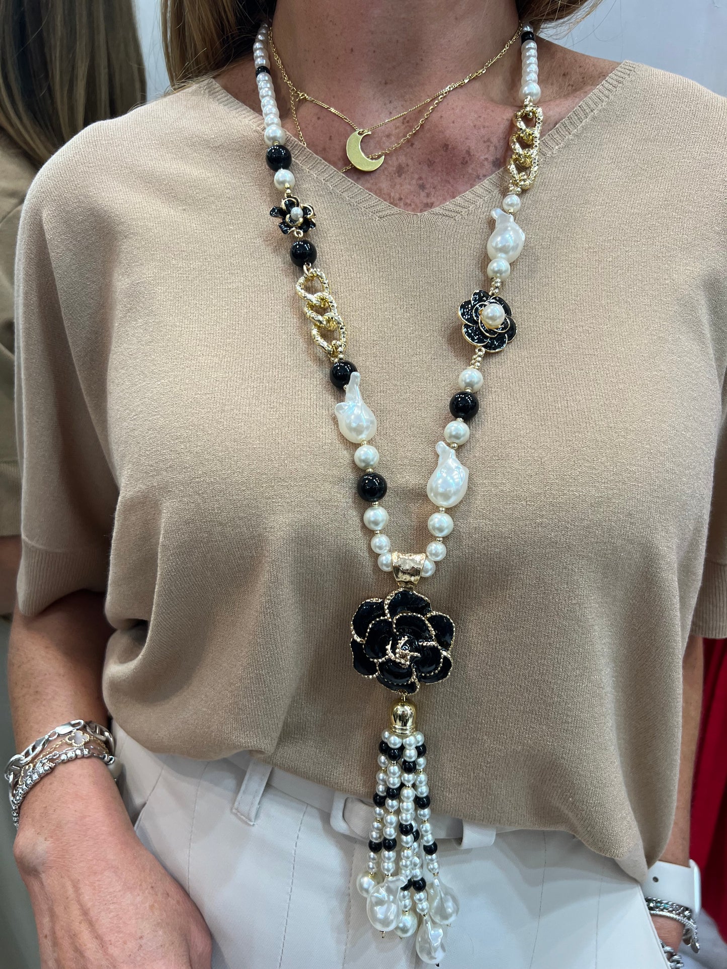 Collana lunga con fiore perle e camelia Emisphere
