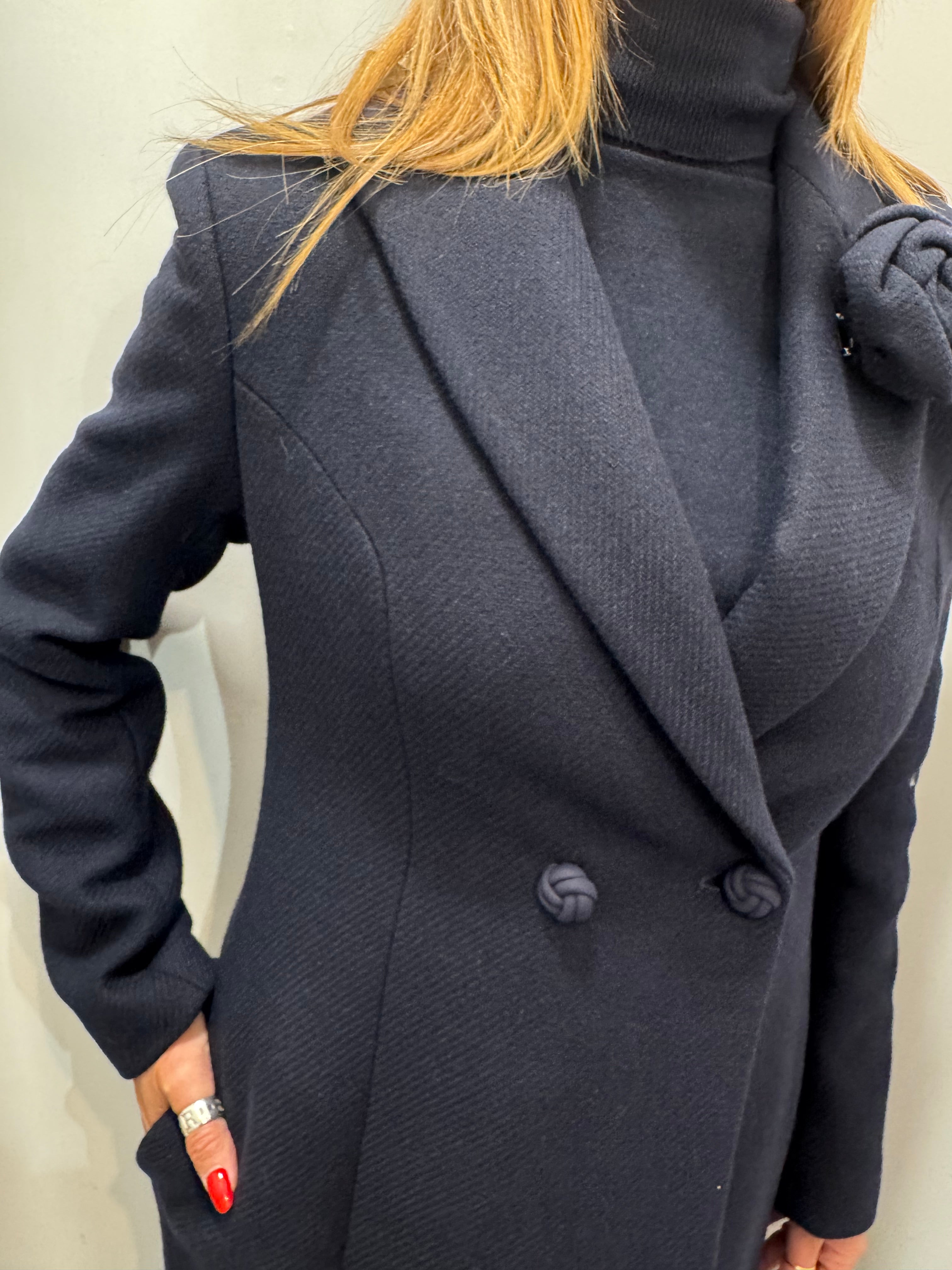 Cappotto doppio petto spigato con spilla
