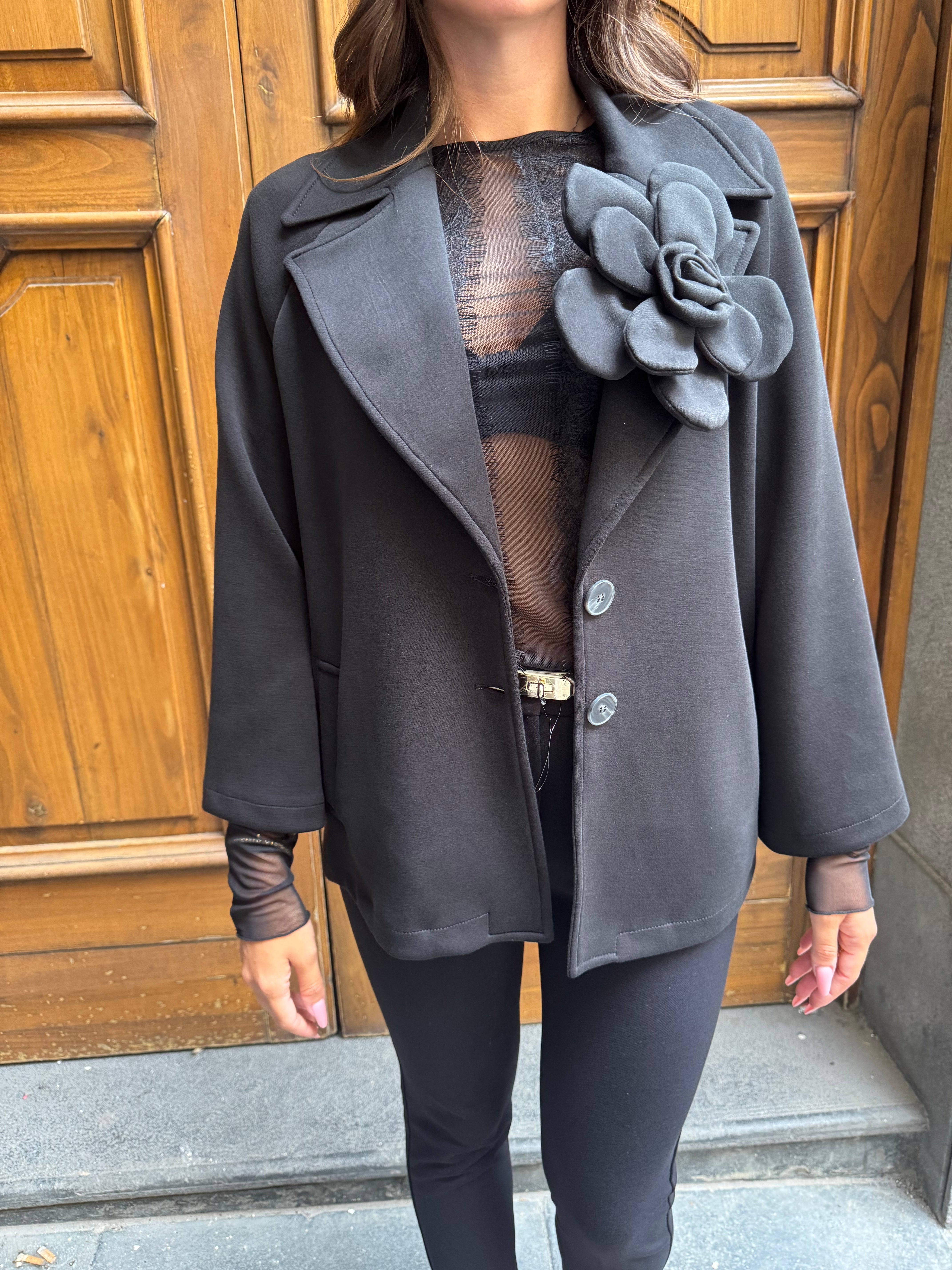 Giacca sfoderata con manica raglan e spilla fiore Hanita