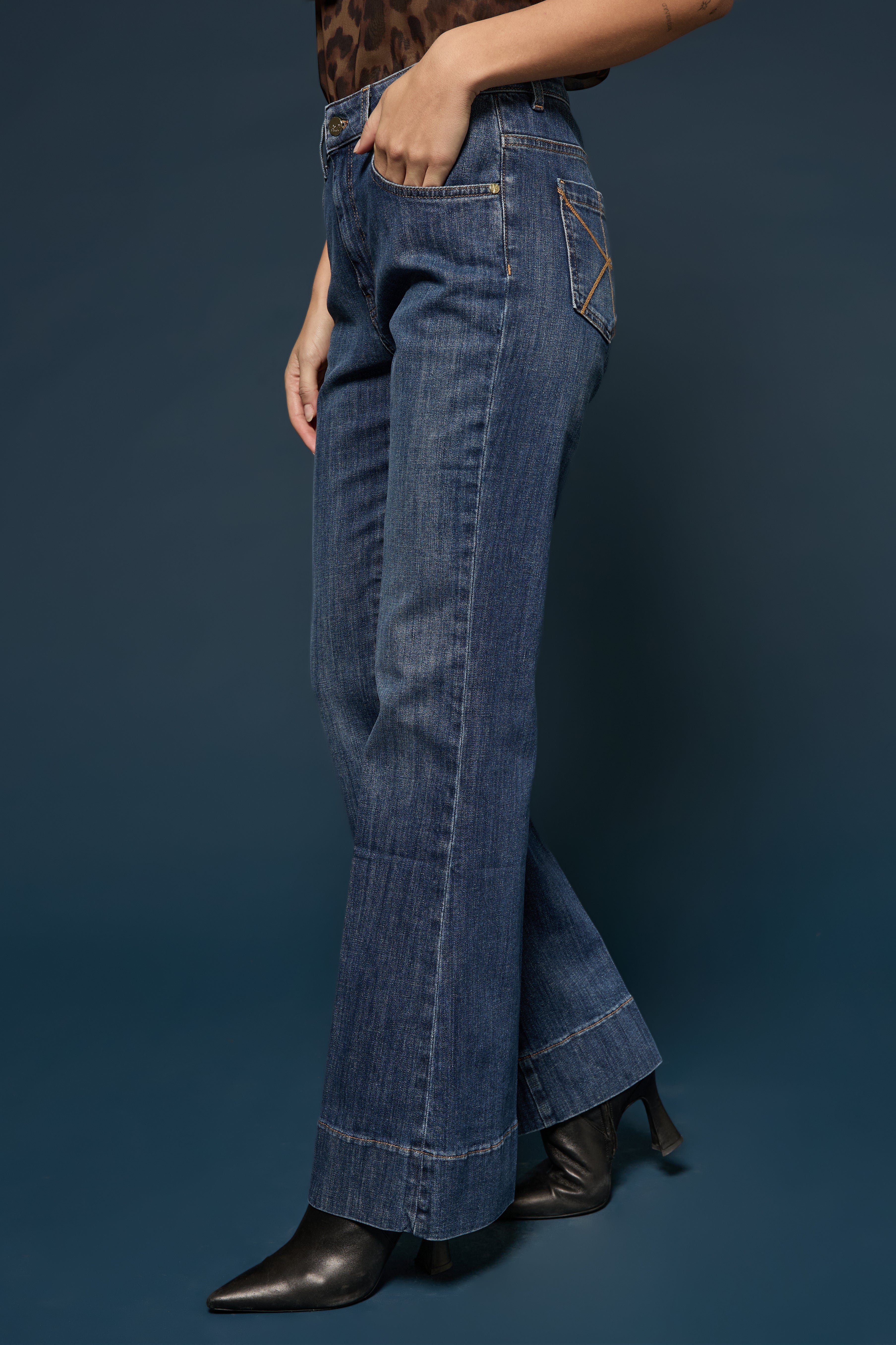 Jeans a zampa con risvolto 
 Kaos Denim