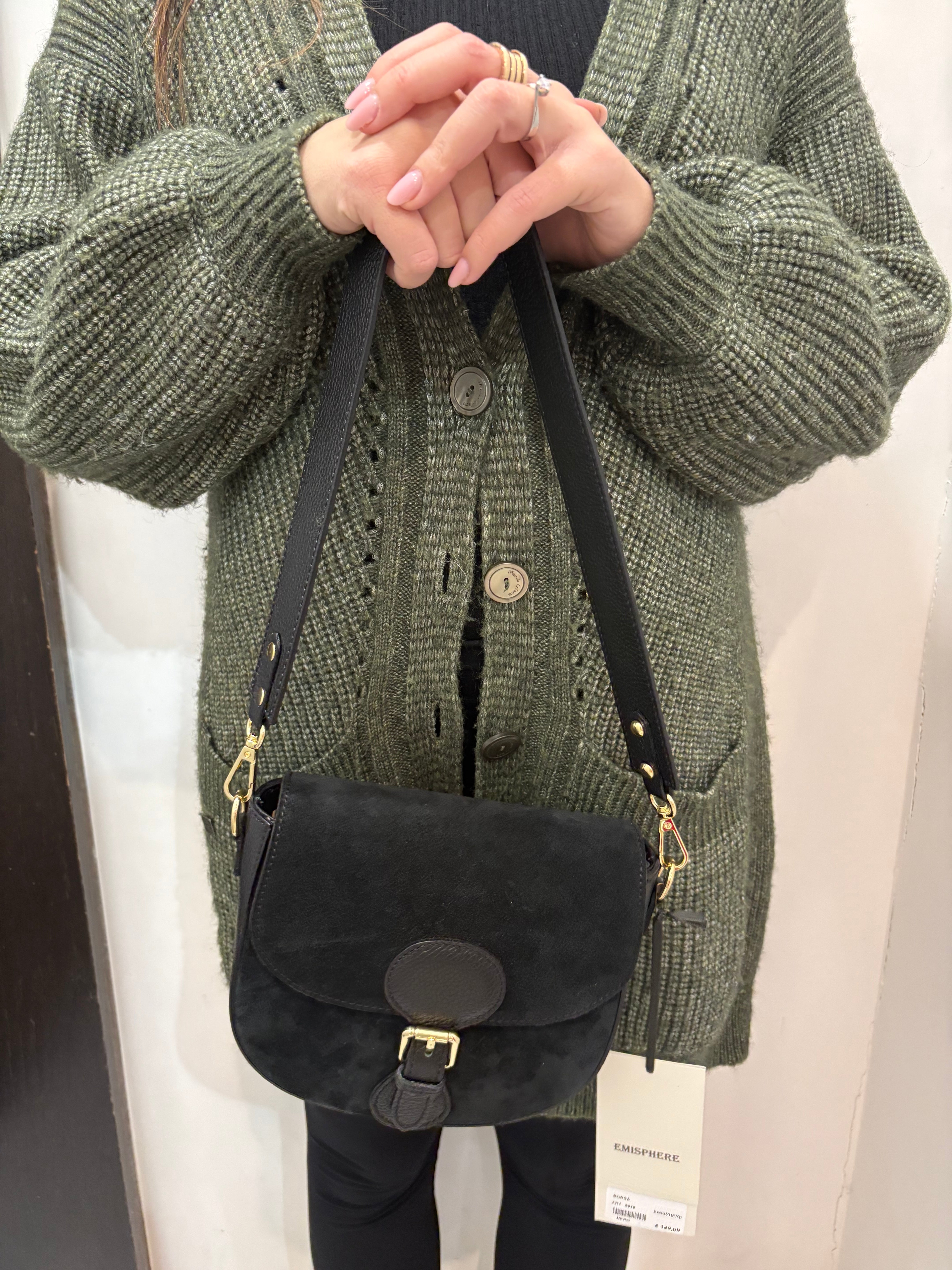 Borsa a tracolla in camoscio con patta e fibbia decorativa Emisphere