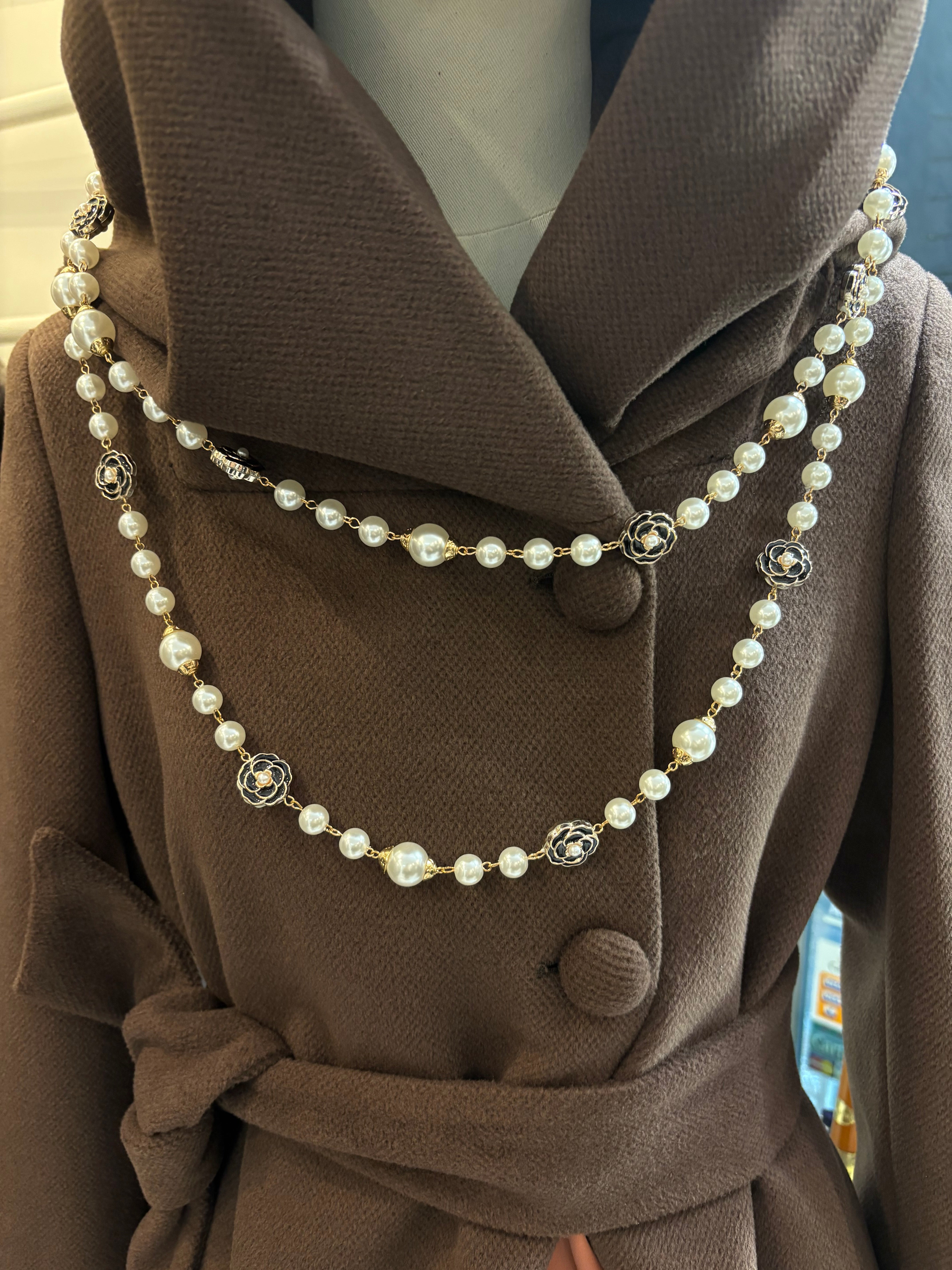 Collana lunga con perle e dettagli floreali Emisphere