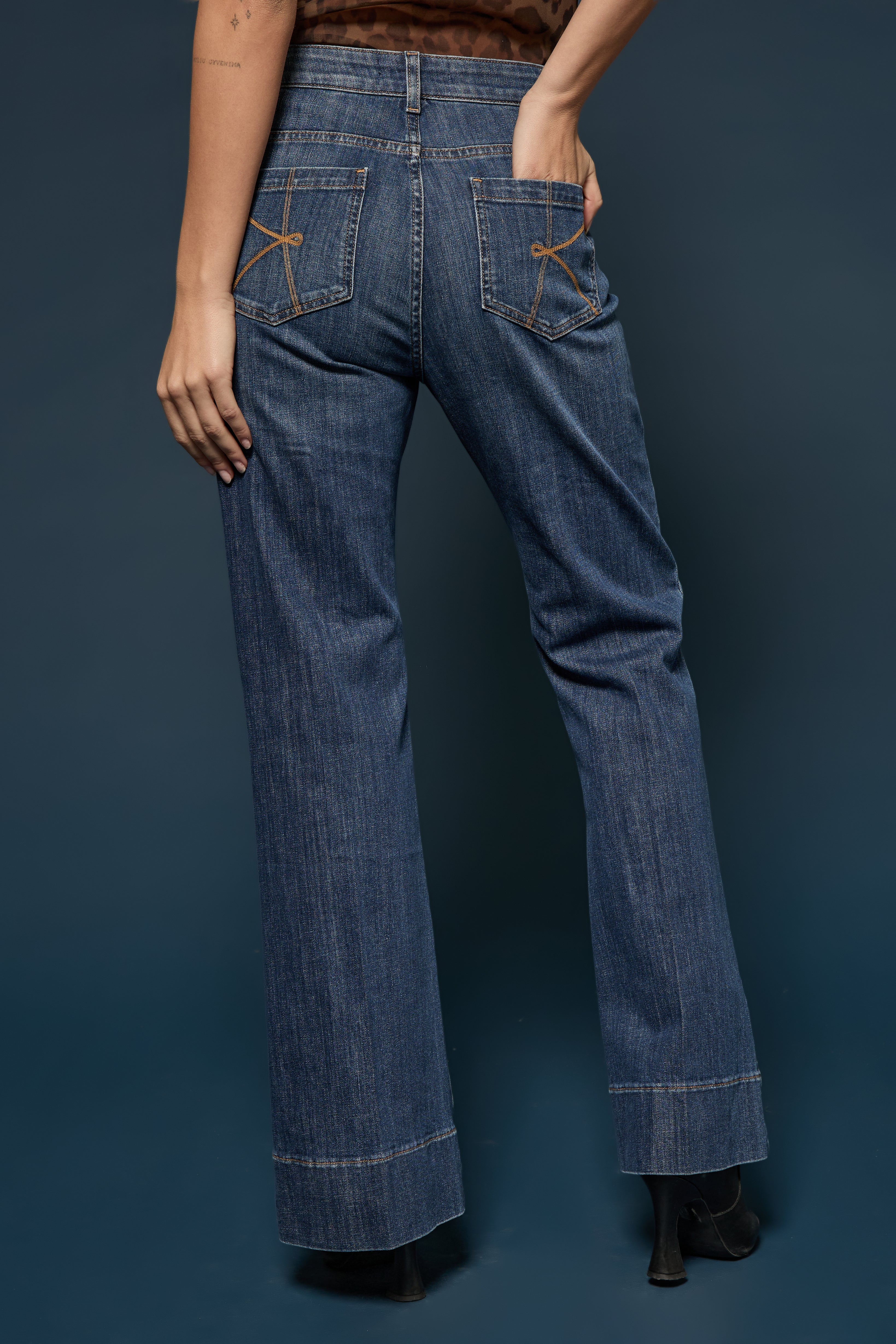 Jeans a zampa con risvolto 
 Kaos Denim