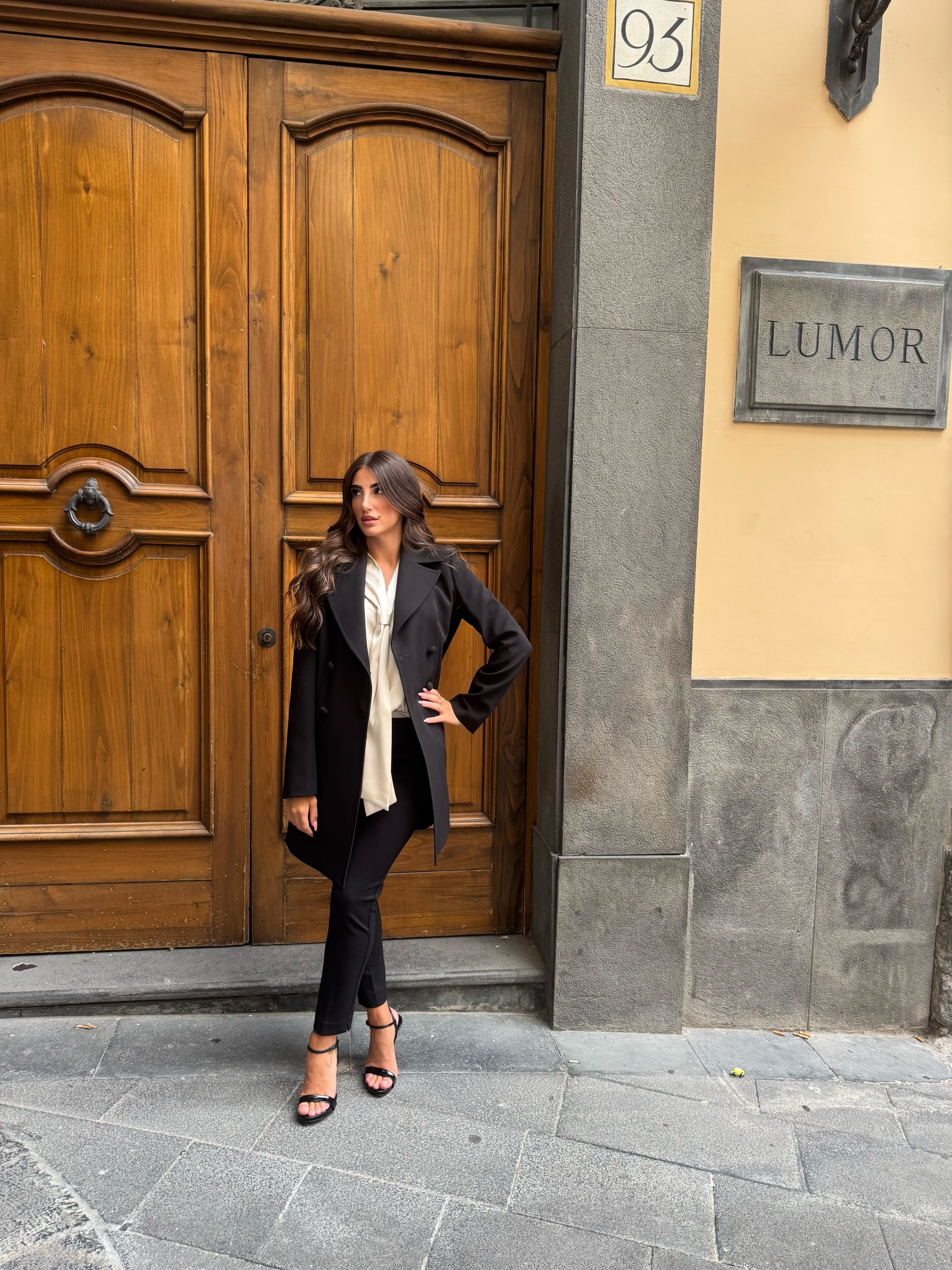 Blusa scollo a V e finta cravatta Hanita