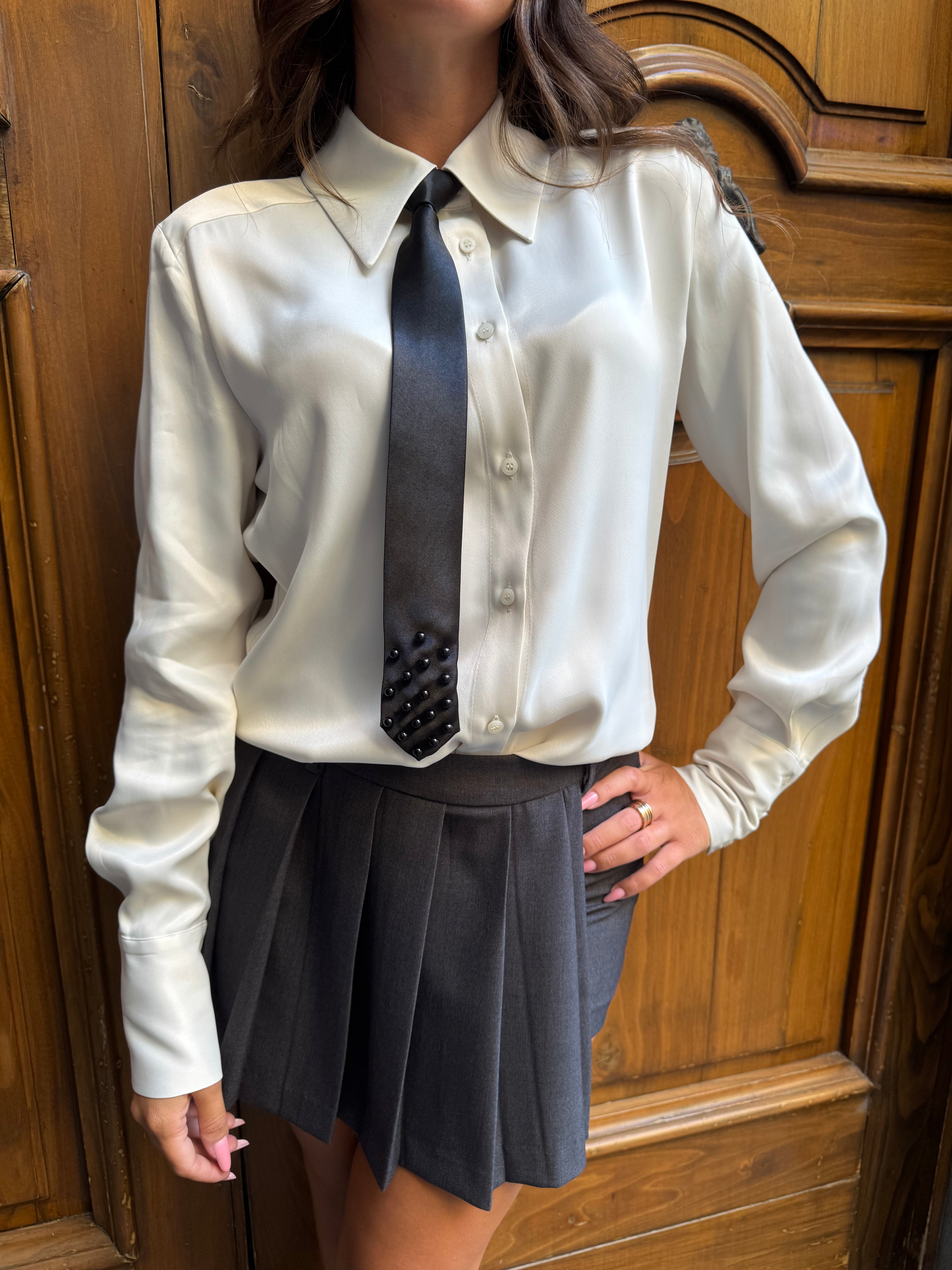 Camicia in raso viscosa con cravatta Hanita