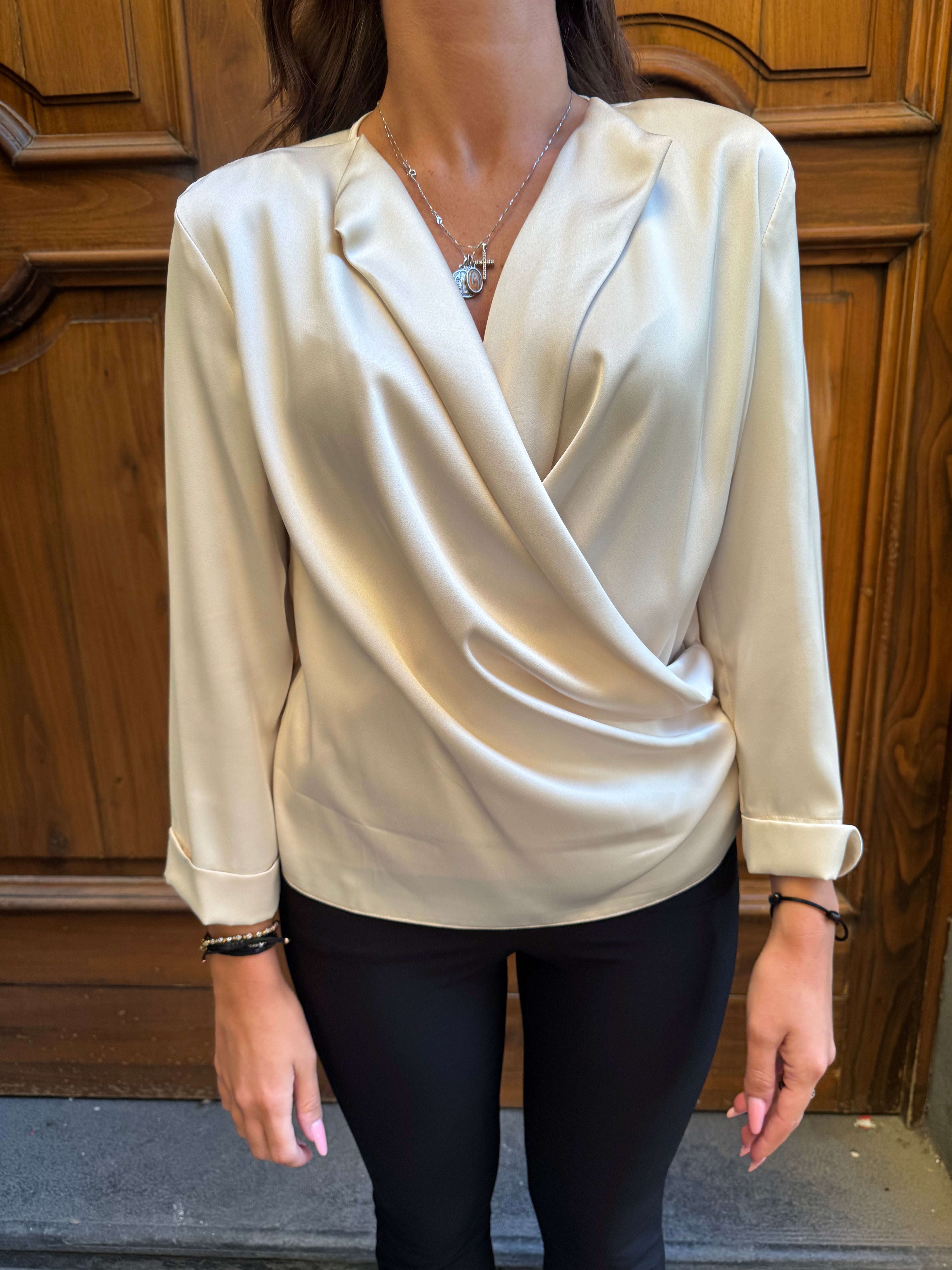 Blusa in raso con scollo incrociato  e pieghe laterali Hanita