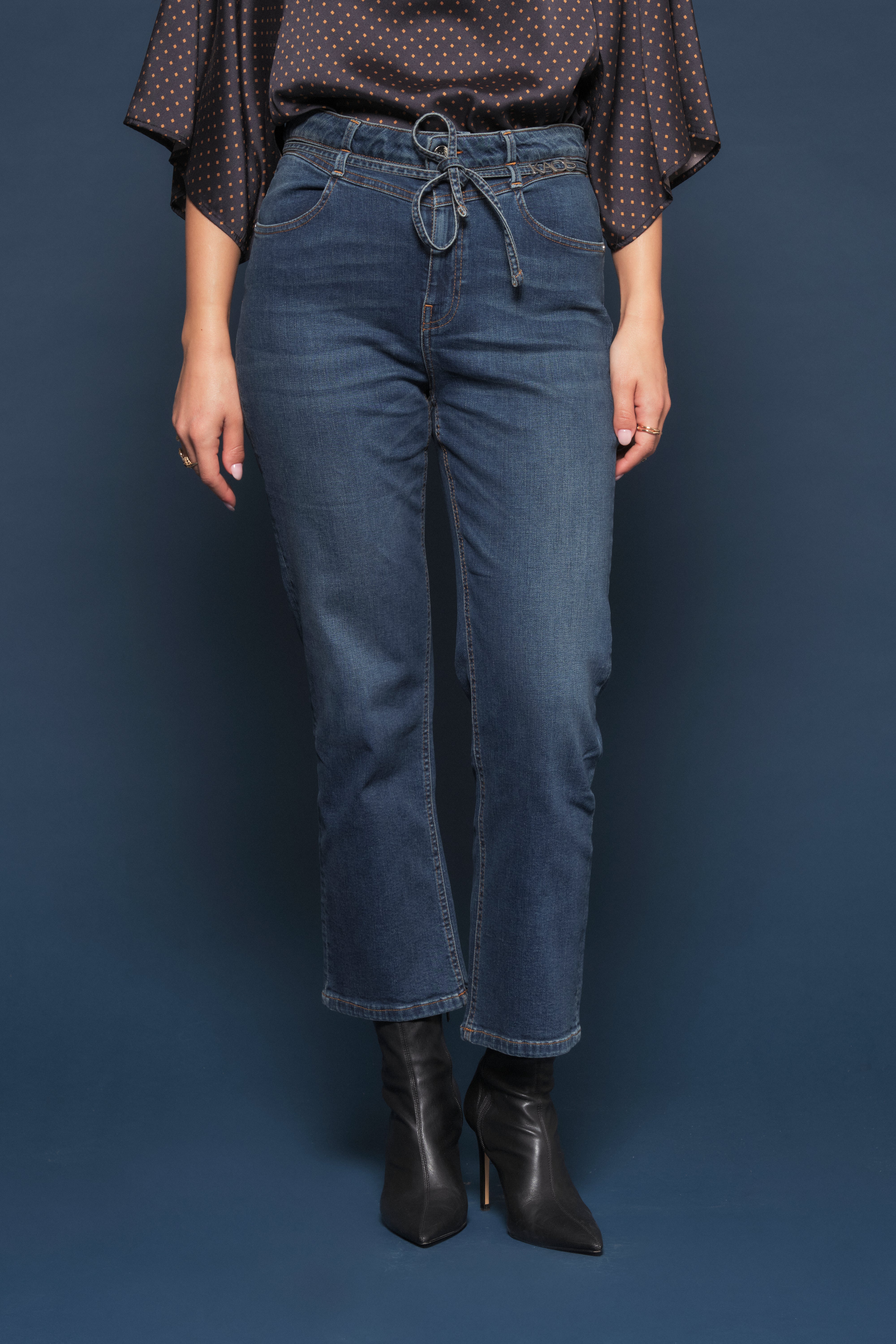 Jeans Boyfriend con cintura
 Kaos Denim