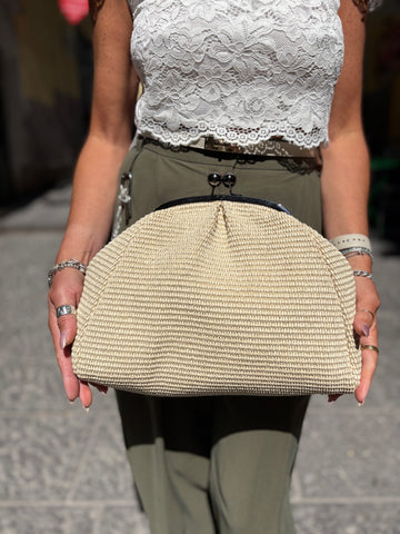 Maxi clutch in rafia