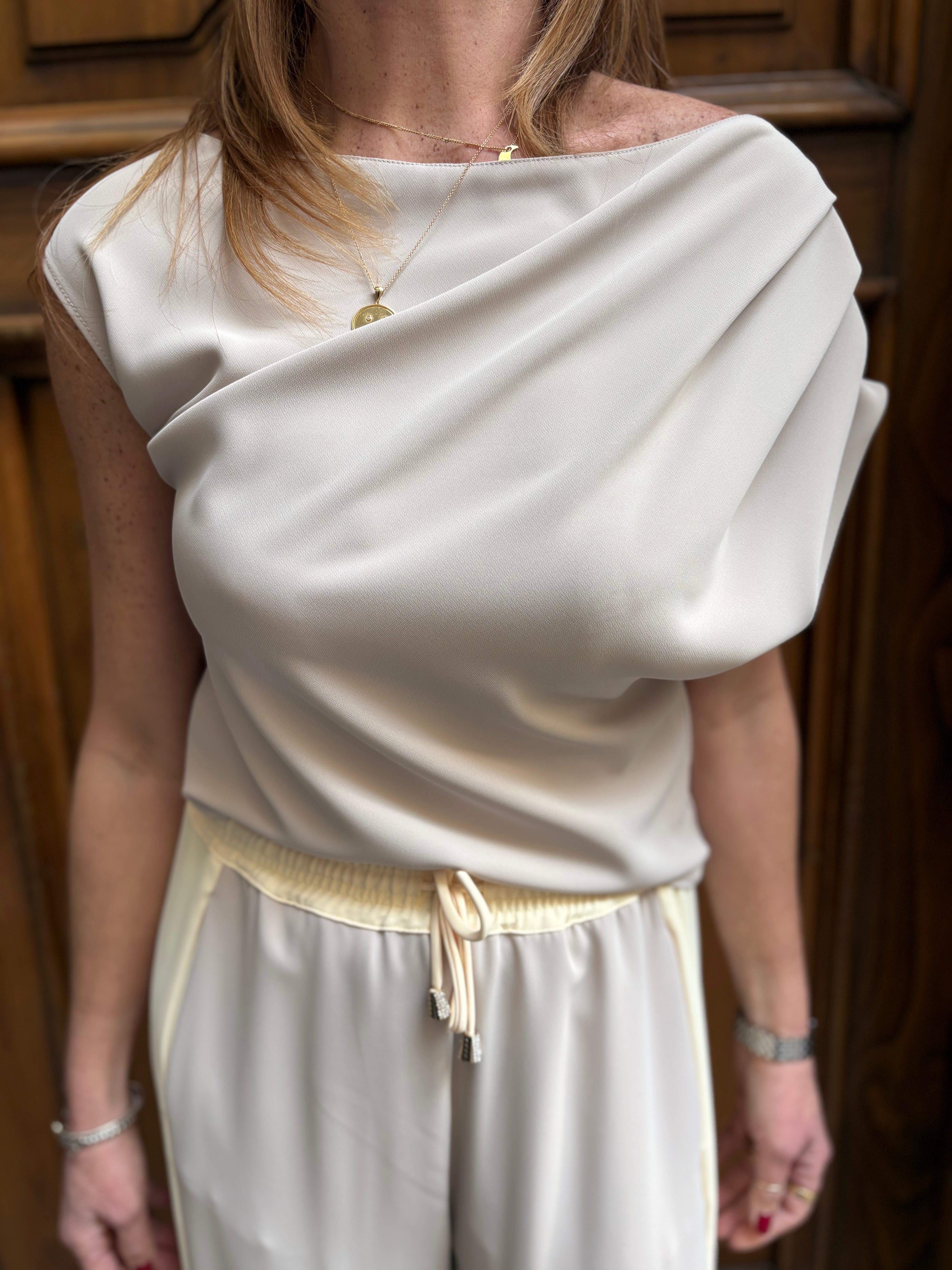 Blusa asimmetrica con pieghe su una spalla Hanita