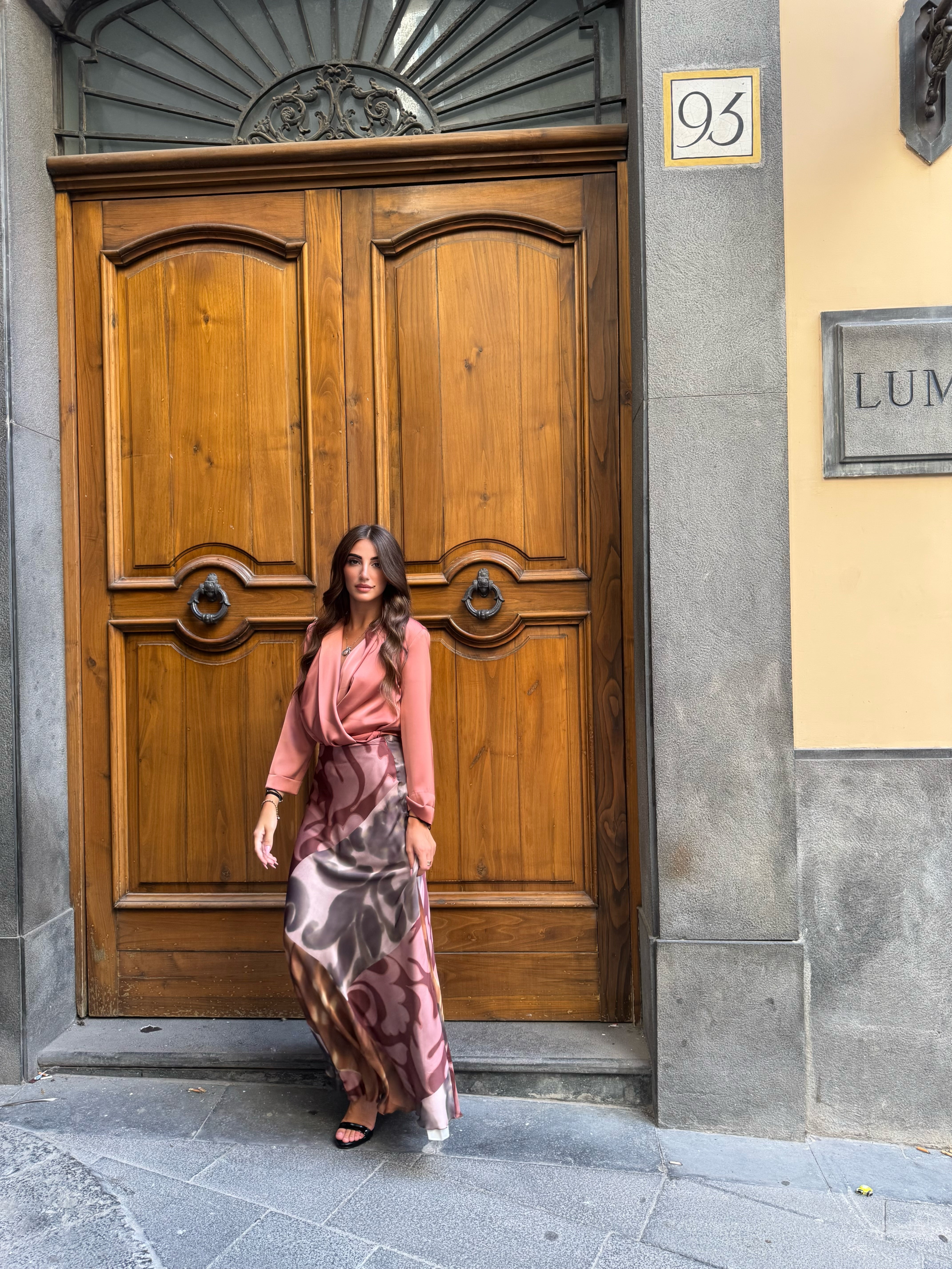Blusa in raso con scollo incrociato  e pieghe laterali Hanita