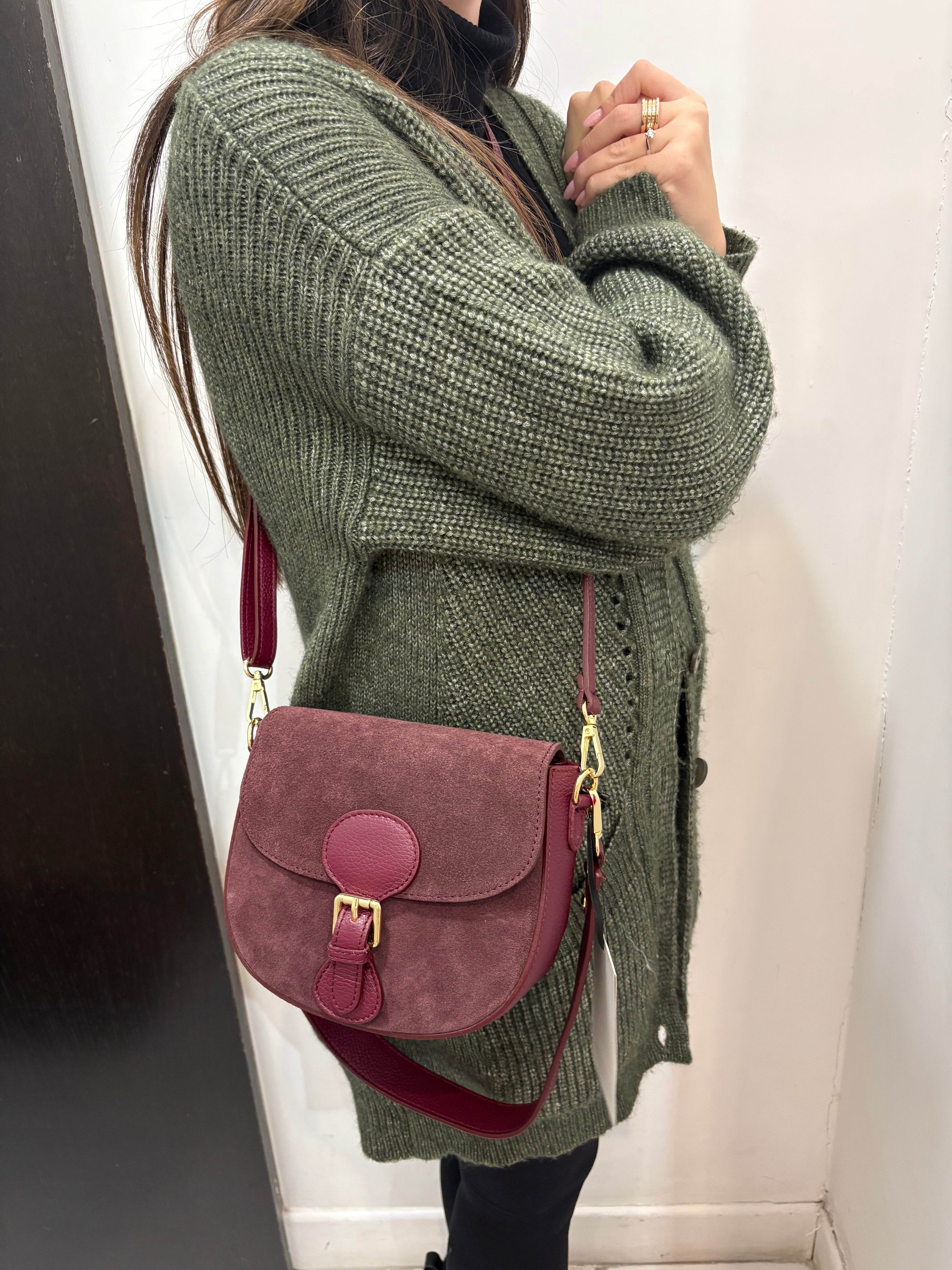 Borsa a tracolla in camoscio con patta e fibbia decorativa Emisphere