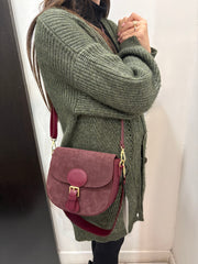 Borsa a tracolla in camoscio con patta e fibbia decorativa Emisphere