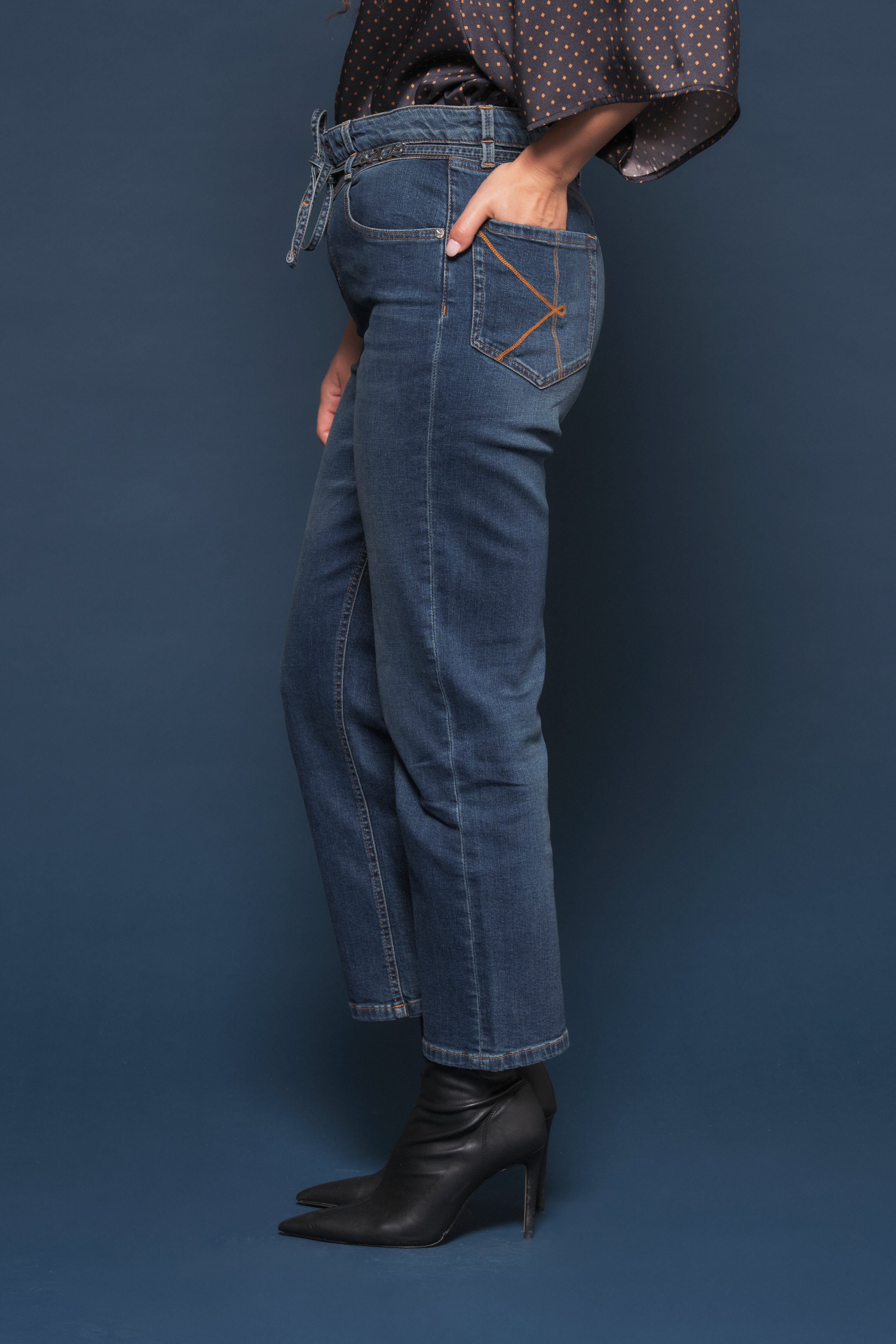 Jeans Boyfriend con cintura
 Kaos Denim