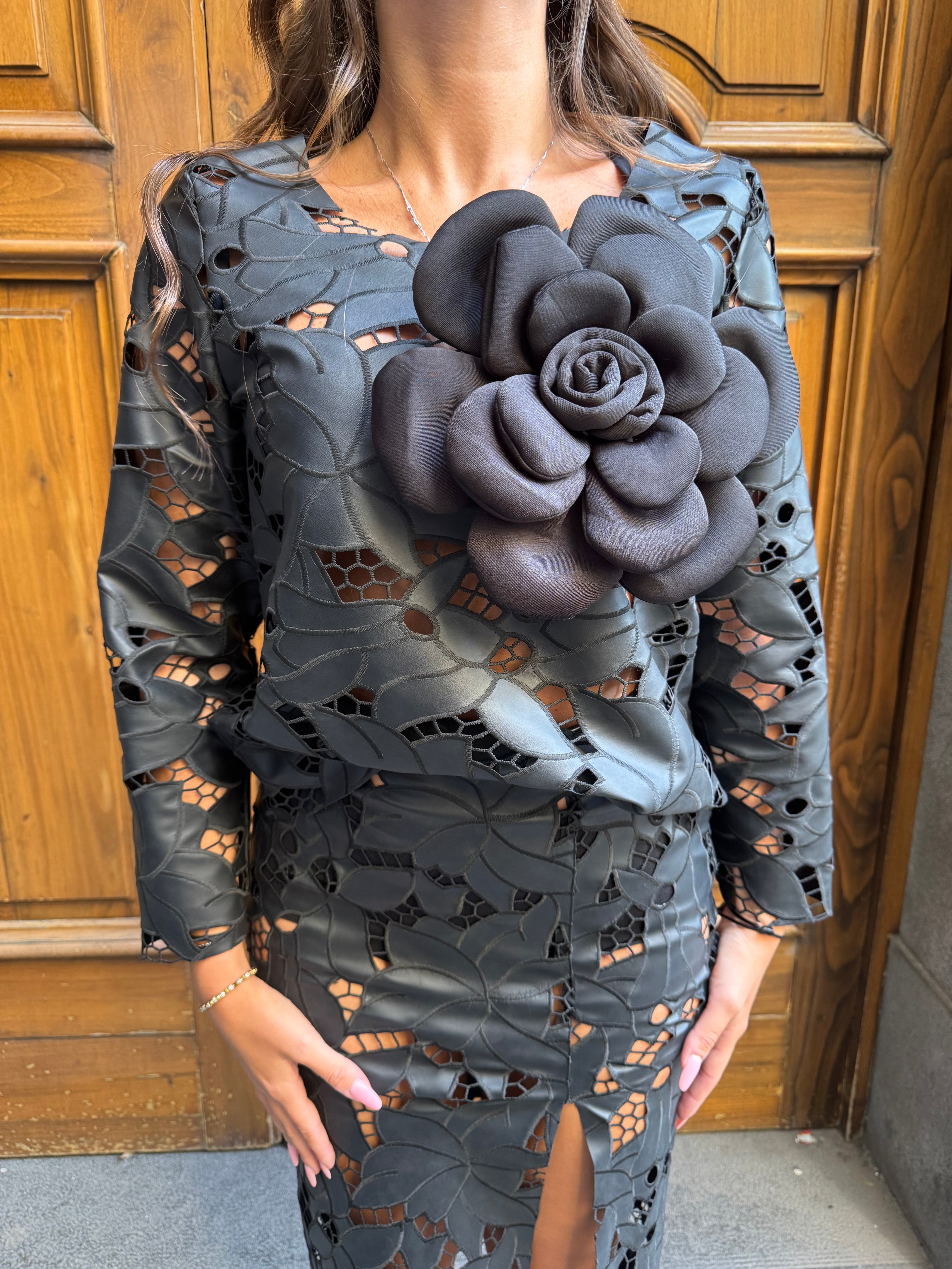 Blusa in pelle traforata con fiore Hanita