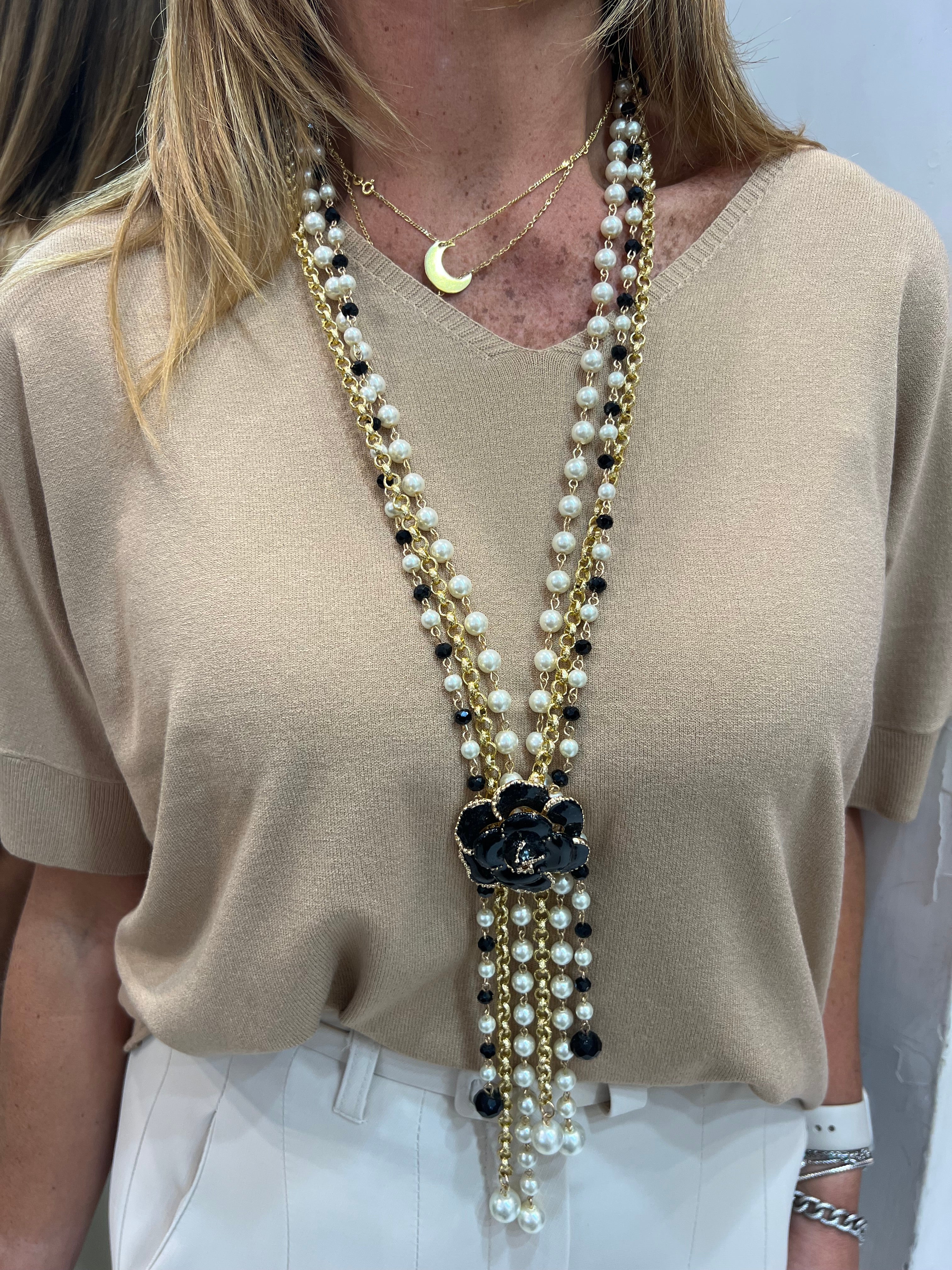 Collana con perle lunga e camelia Emisphere