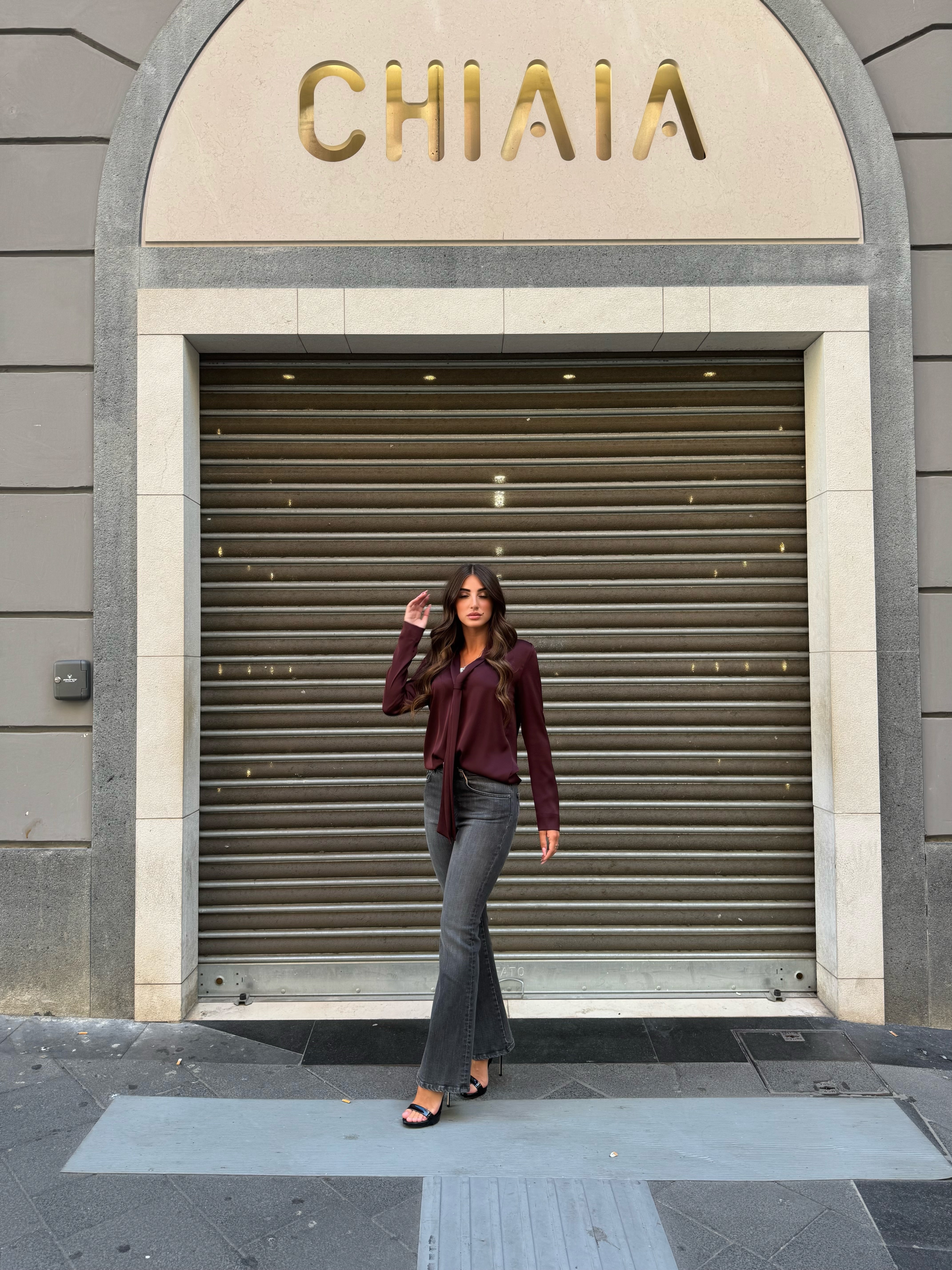 Blusa scollo a V e finta cravatta Hanita