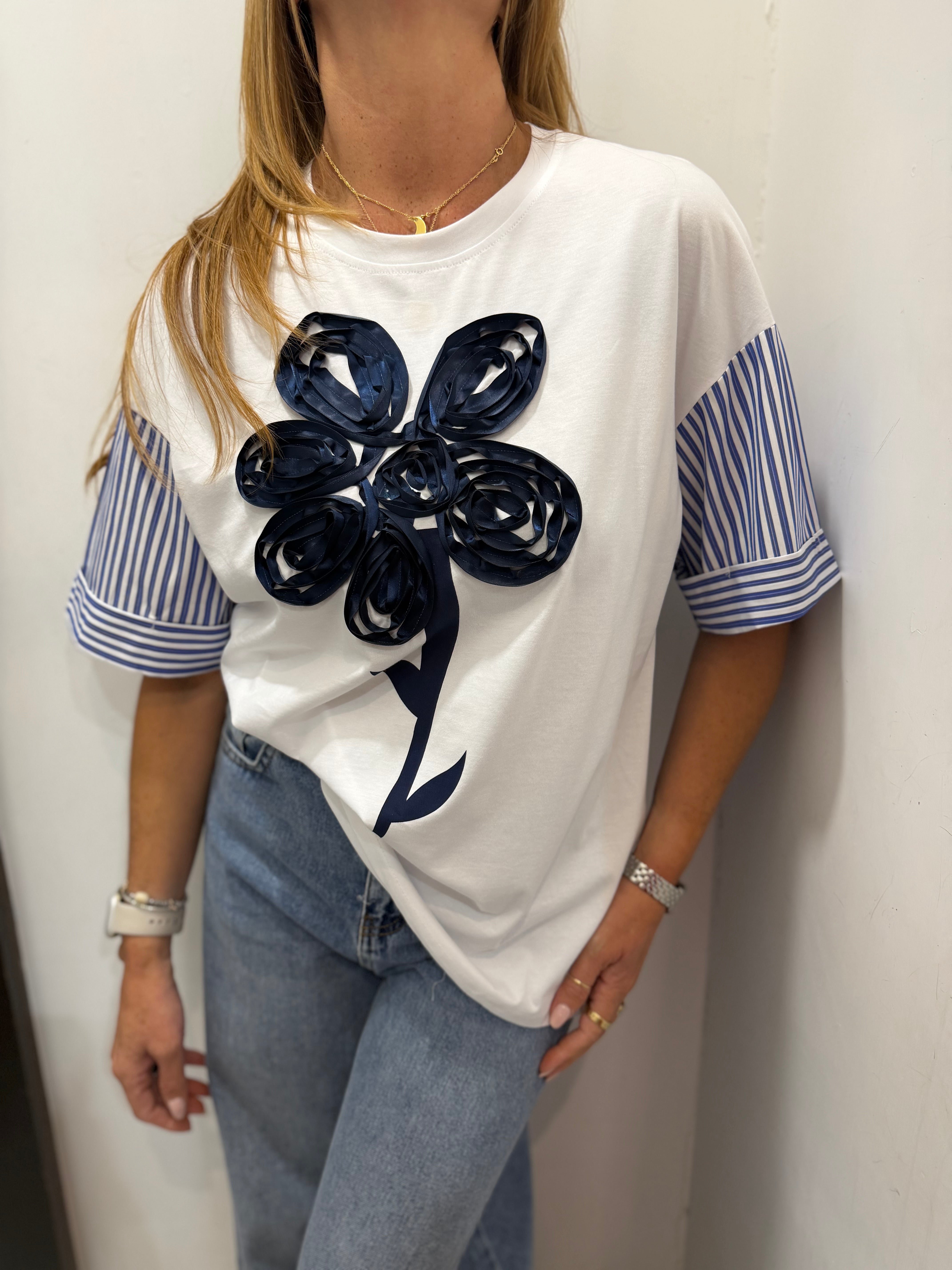 T-shirt con fiore a rilievo e righe sul retro Emisphere