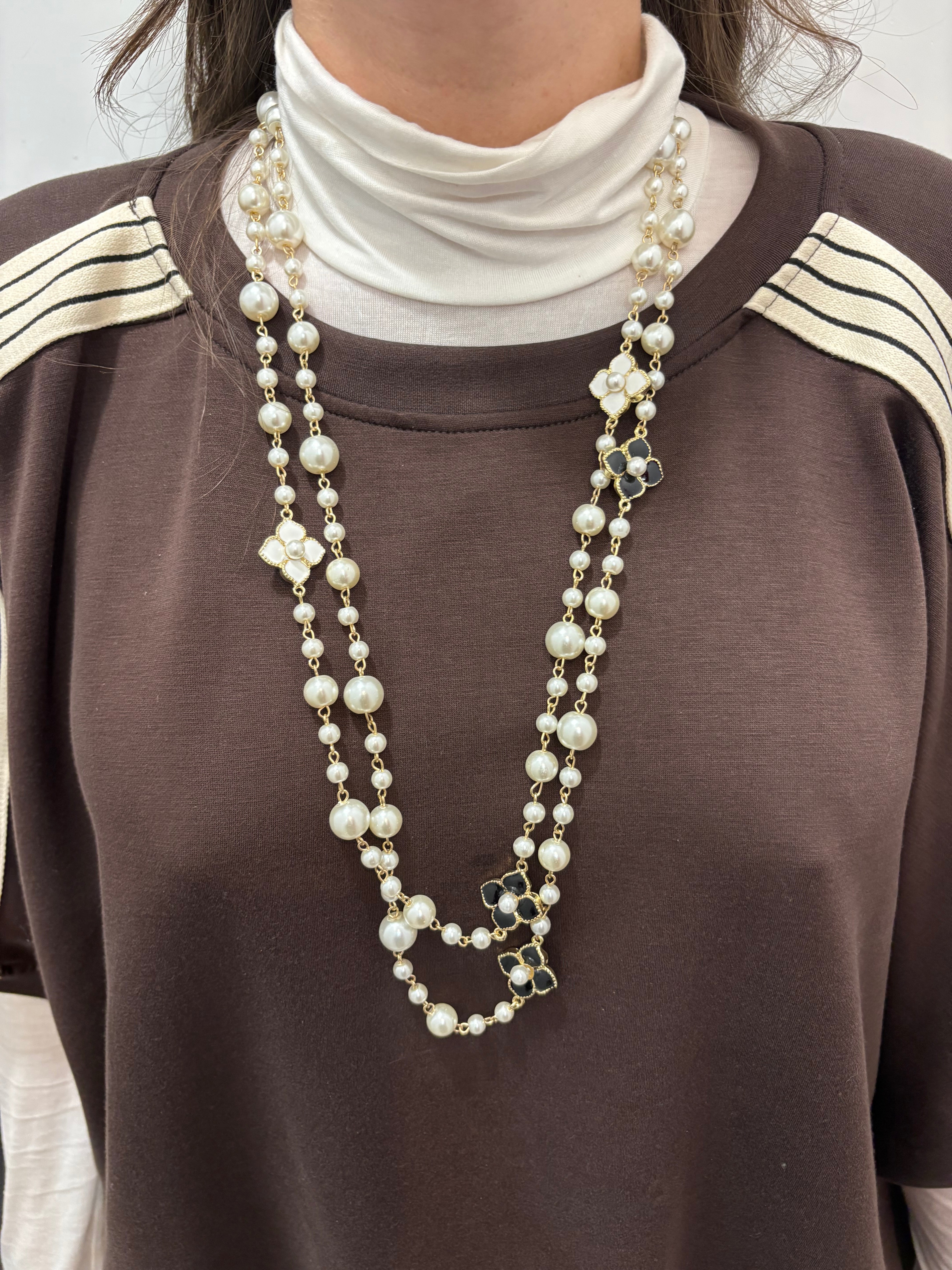 Collana lunga con perle e dettagli floreali Emisphere