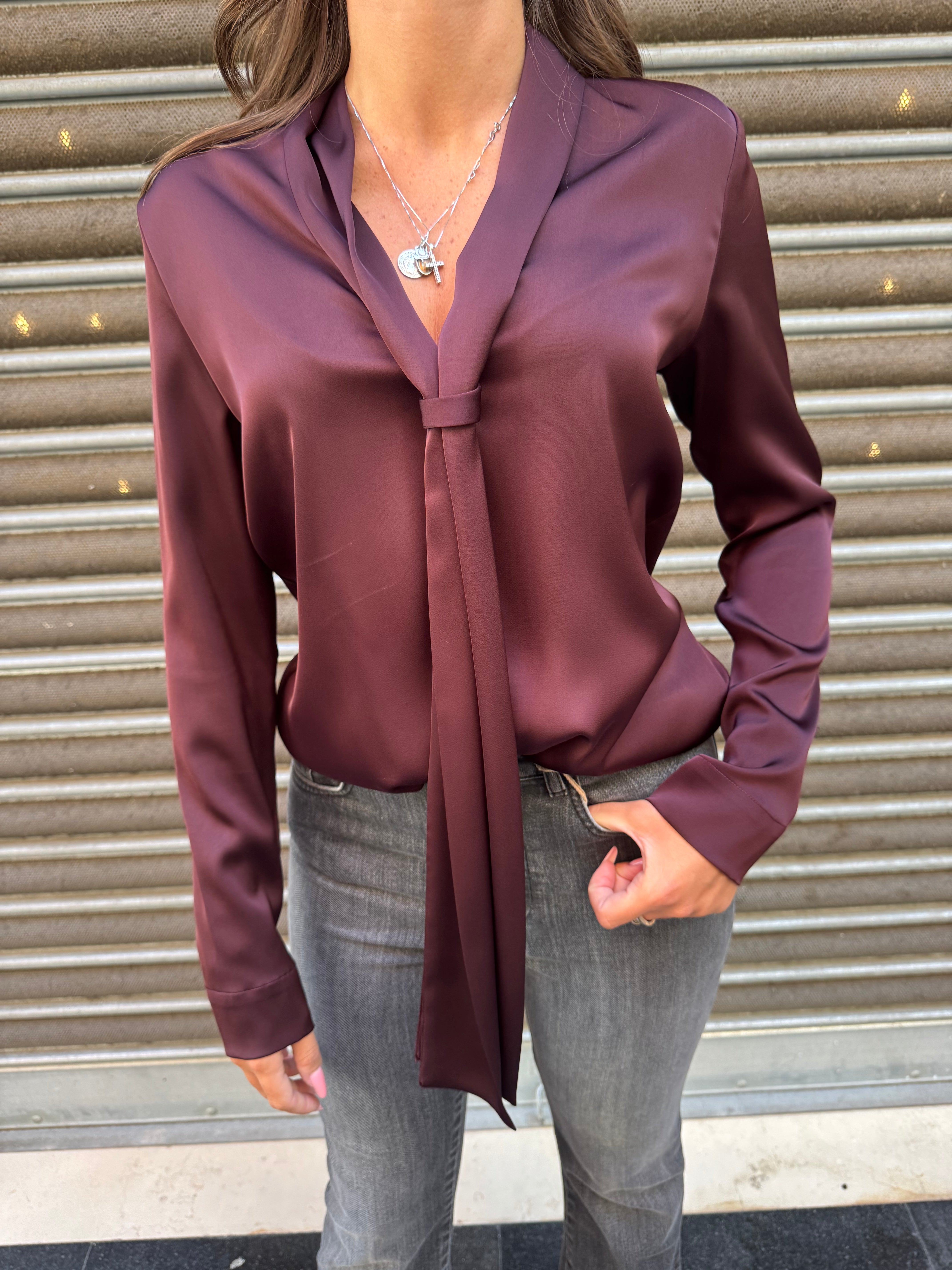 Blusa scollo a V e finta cravatta Hanita