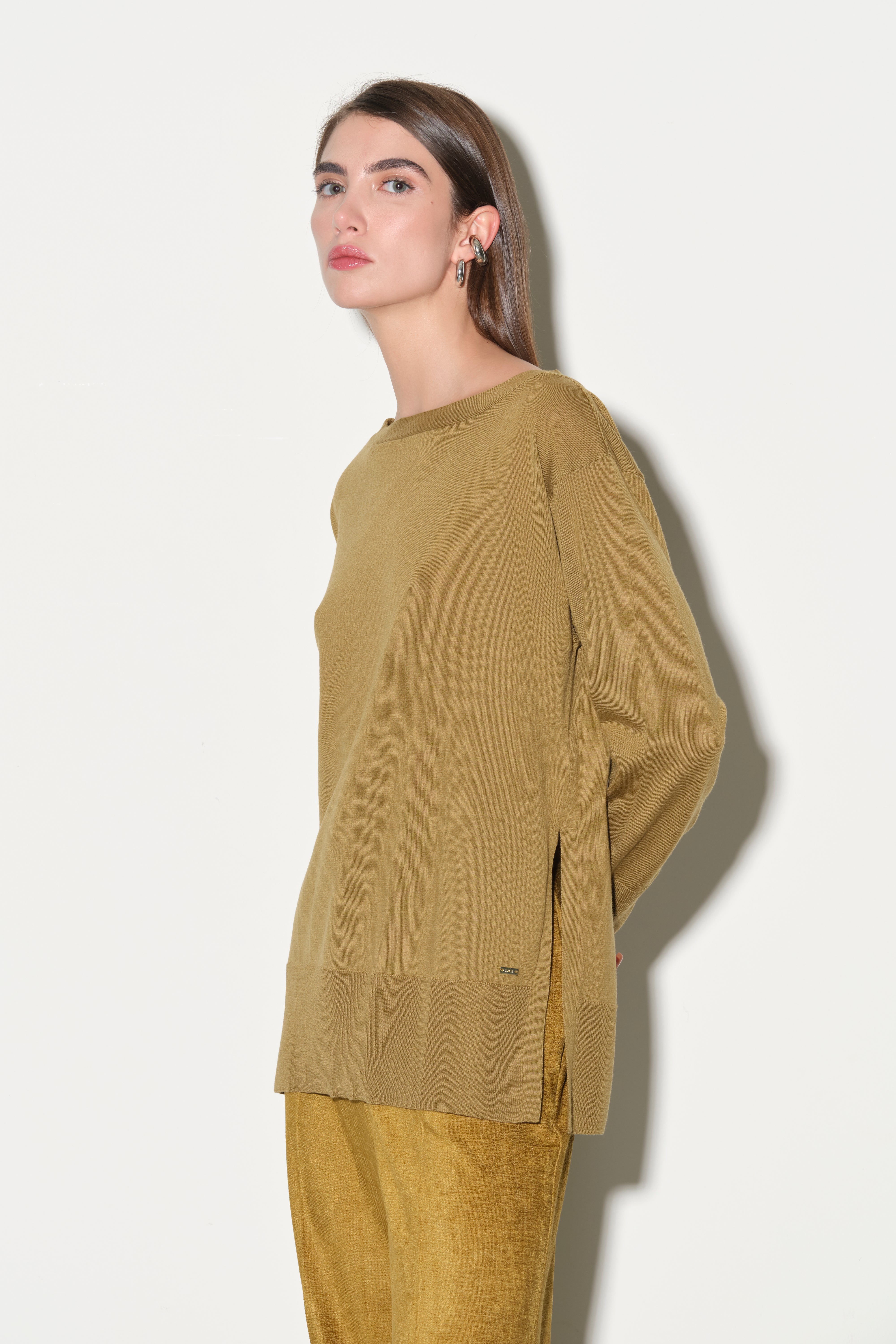Maglia lunga in maglia fine con scollo sulla schiena
 Kaos Donna