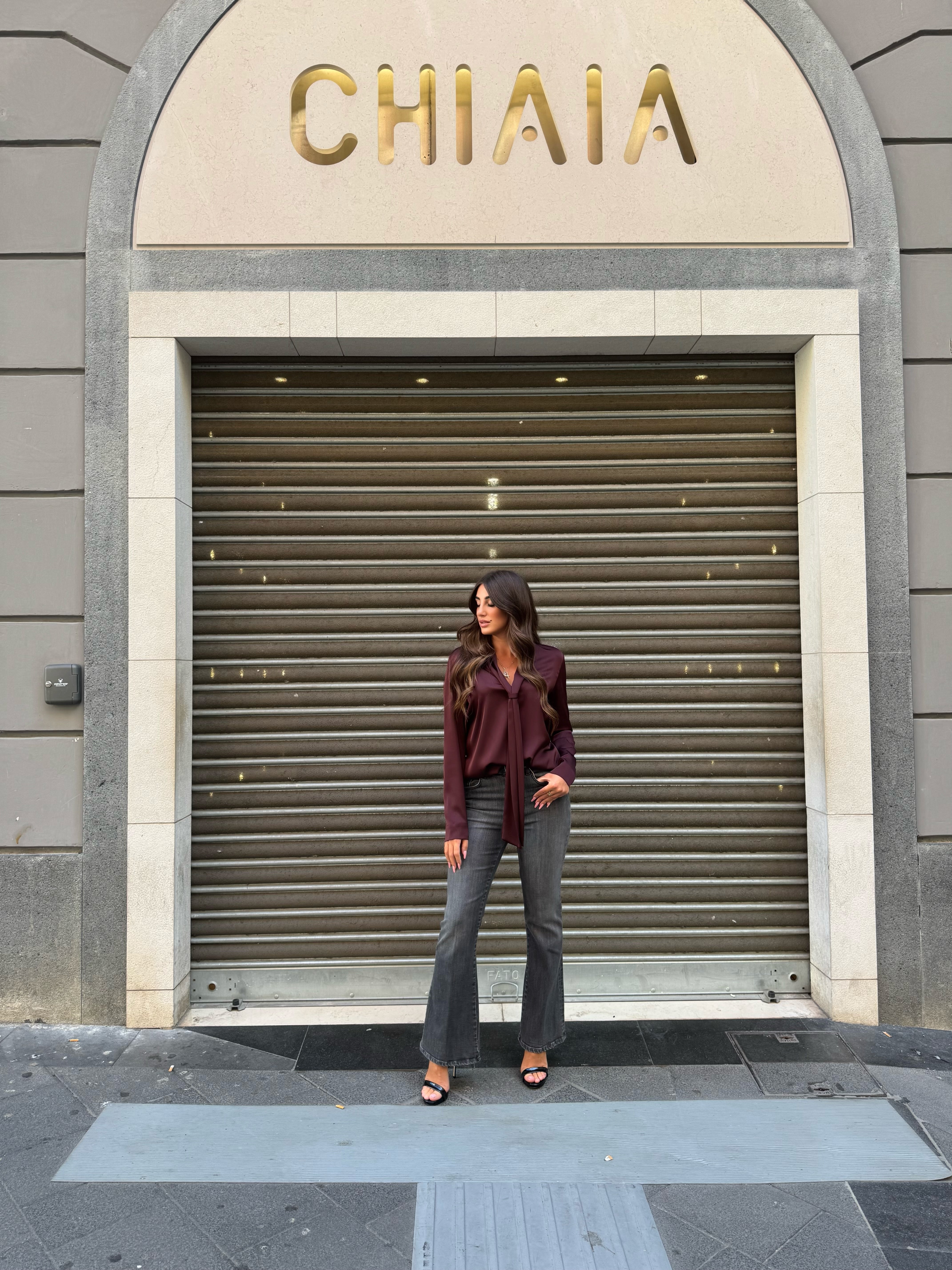 Blusa scollo a V e finta cravatta Hanita