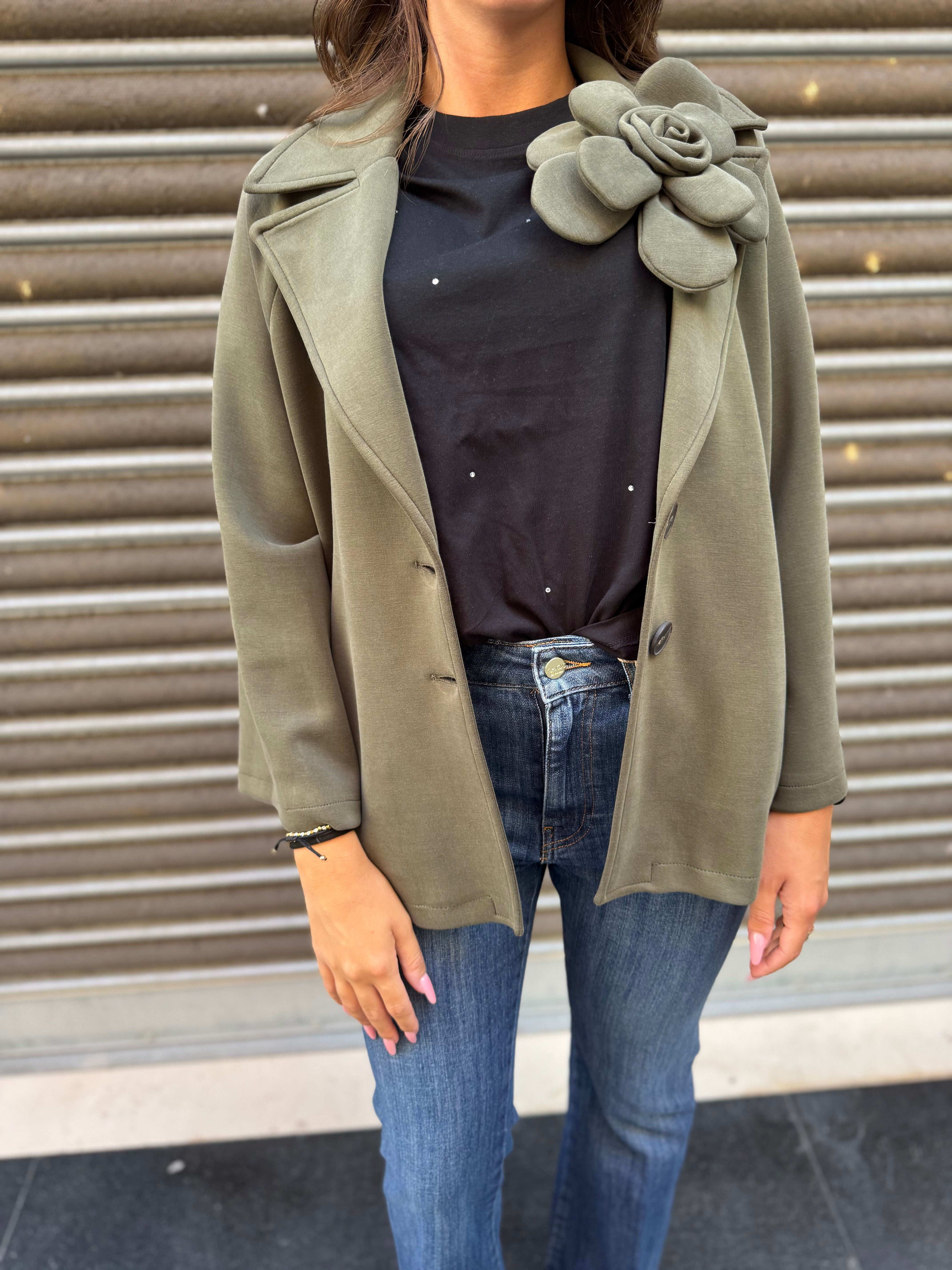 Giacca sfoderata con manica raglan e spilla fiore Hanita