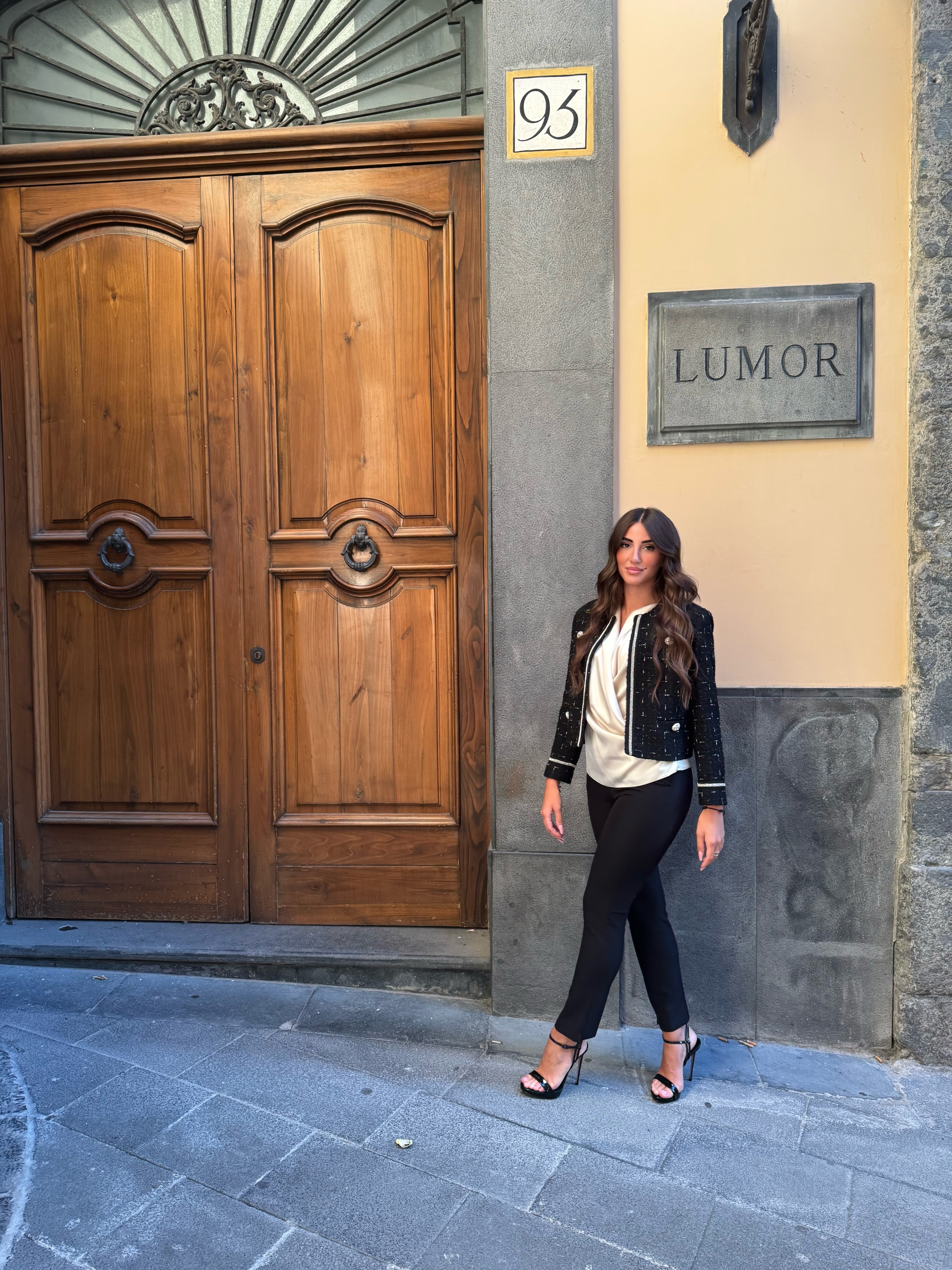 Blusa in raso con scollo incrociato  e pieghe laterali Hanita