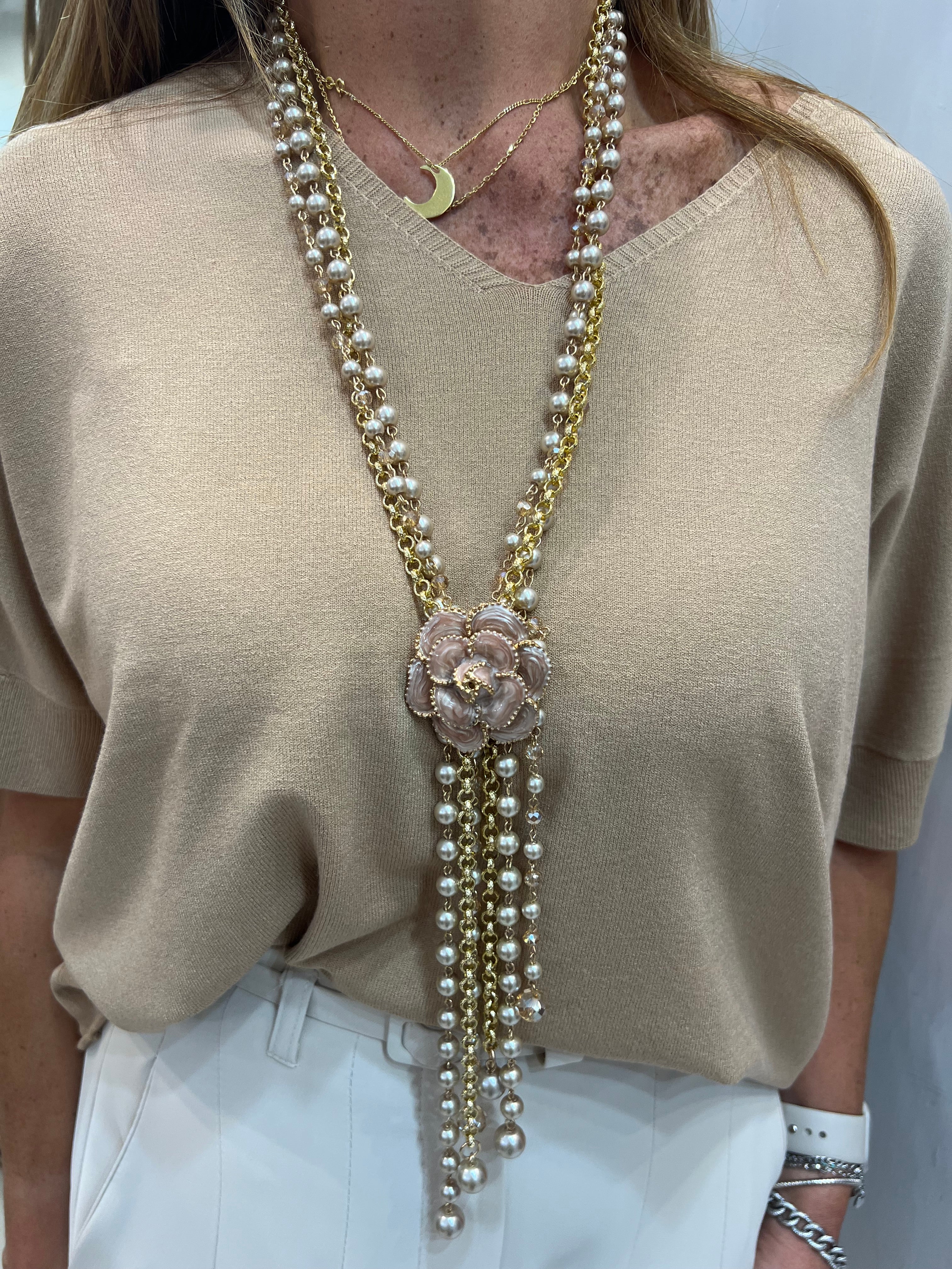 Collana con perle lunga e camelia Emisphere