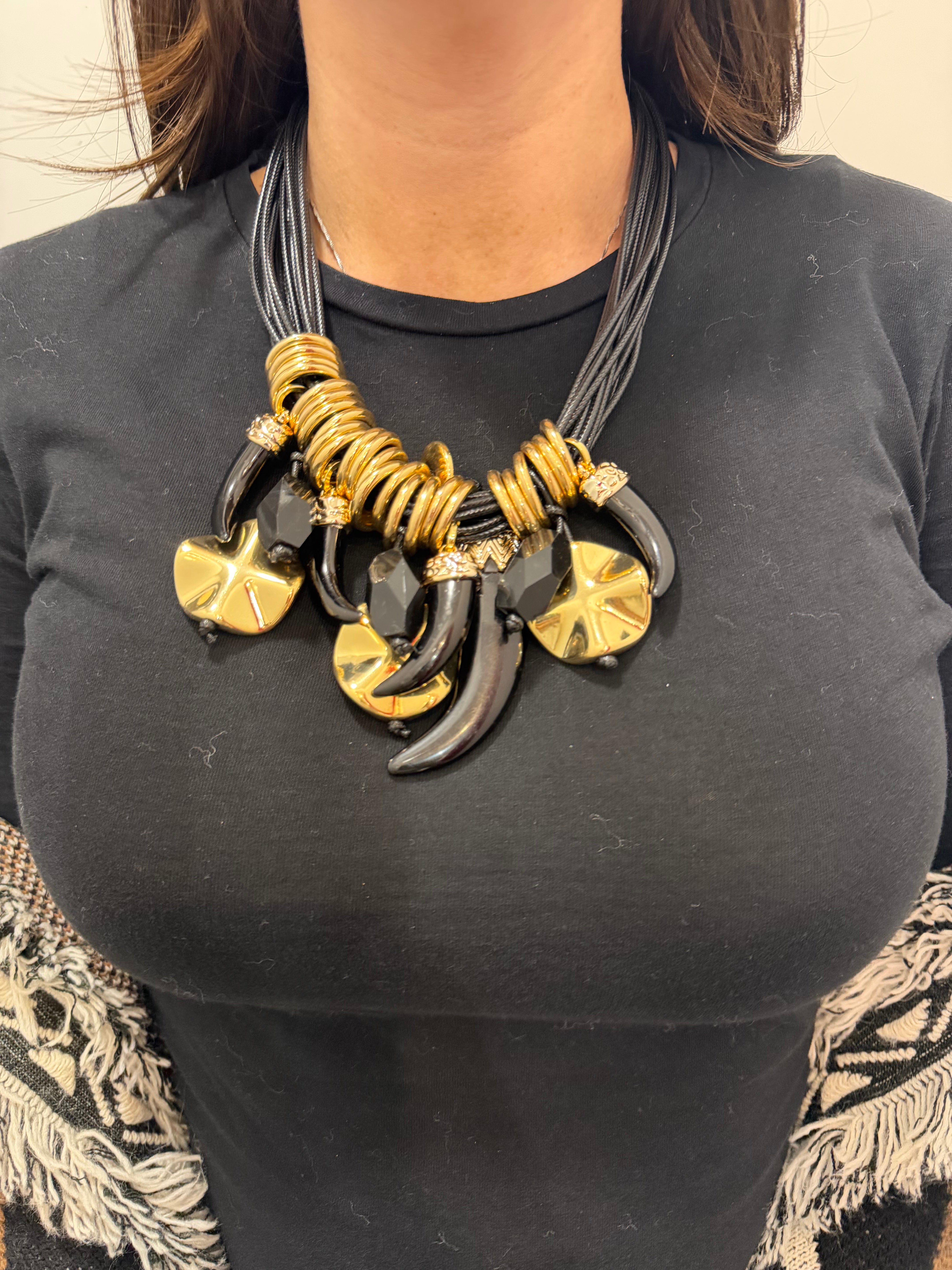 Collana multi-cordone con pendenti scultorei Emisphere