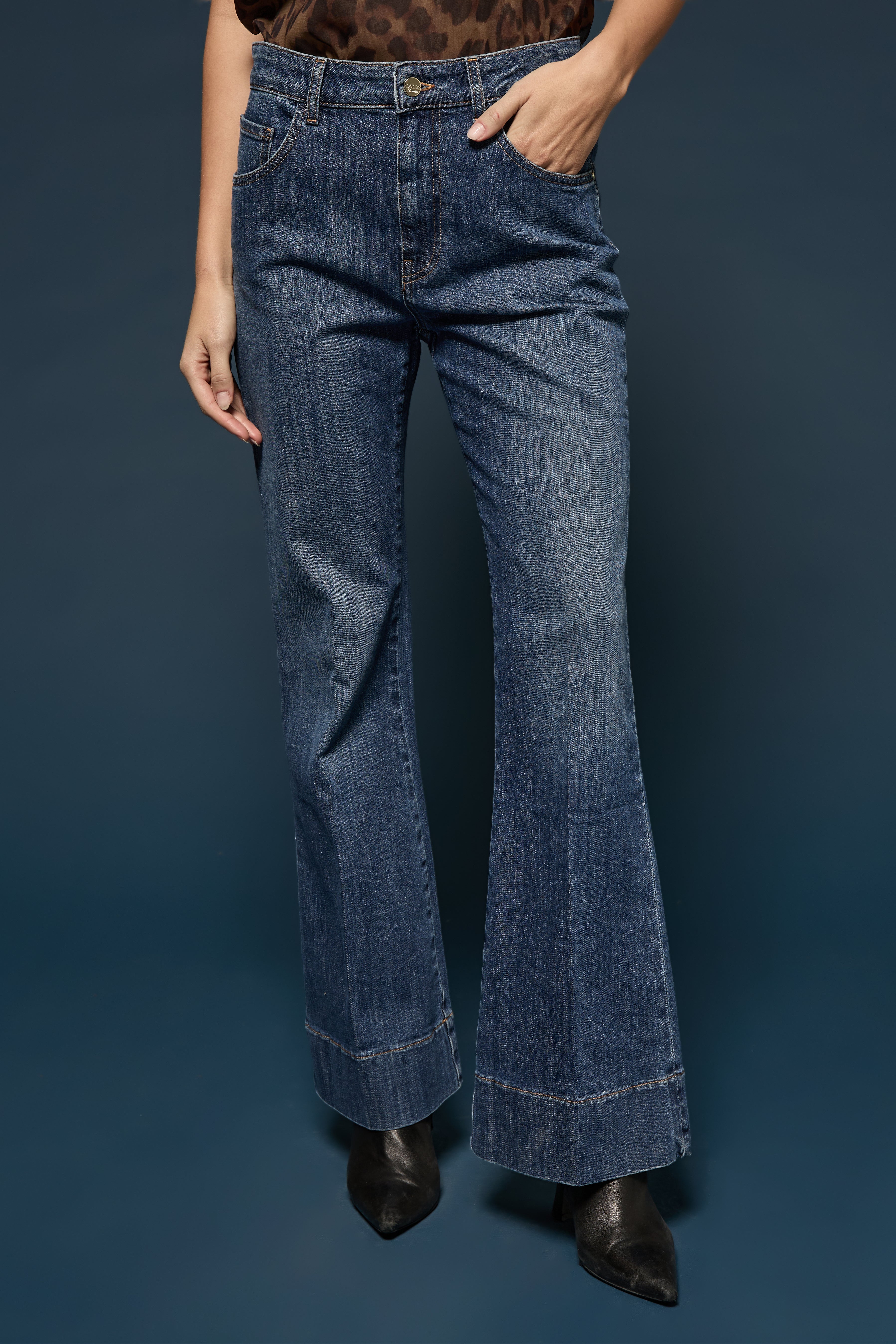 Jeans a zampa con risvolto 
 Kaos Denim