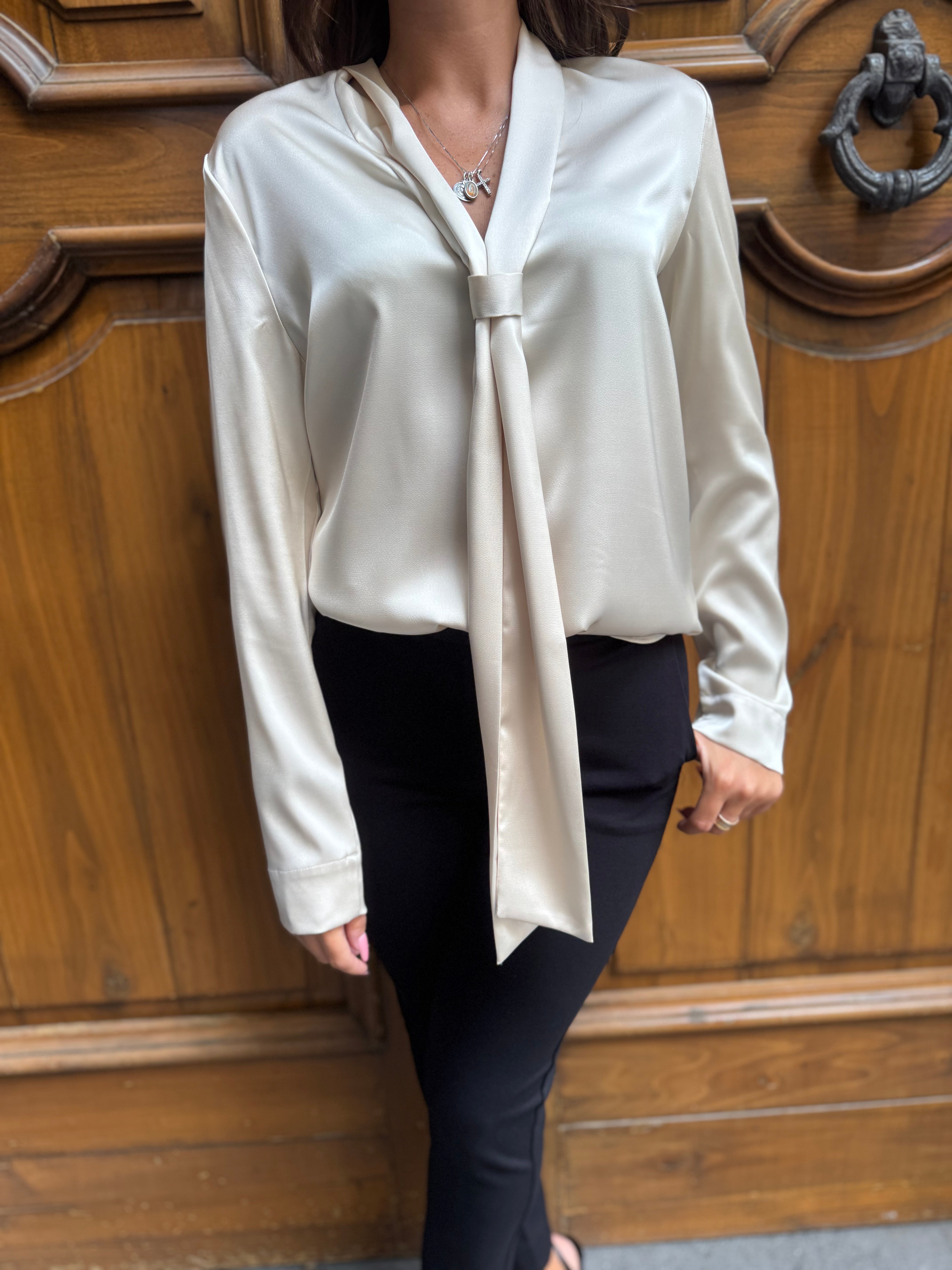 Blusa scollo a V e finta cravatta Hanita