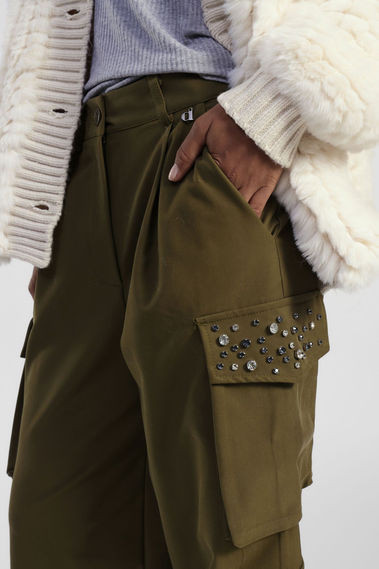 Pantalone cargo con tasche e applicazioni gioiello Dixie