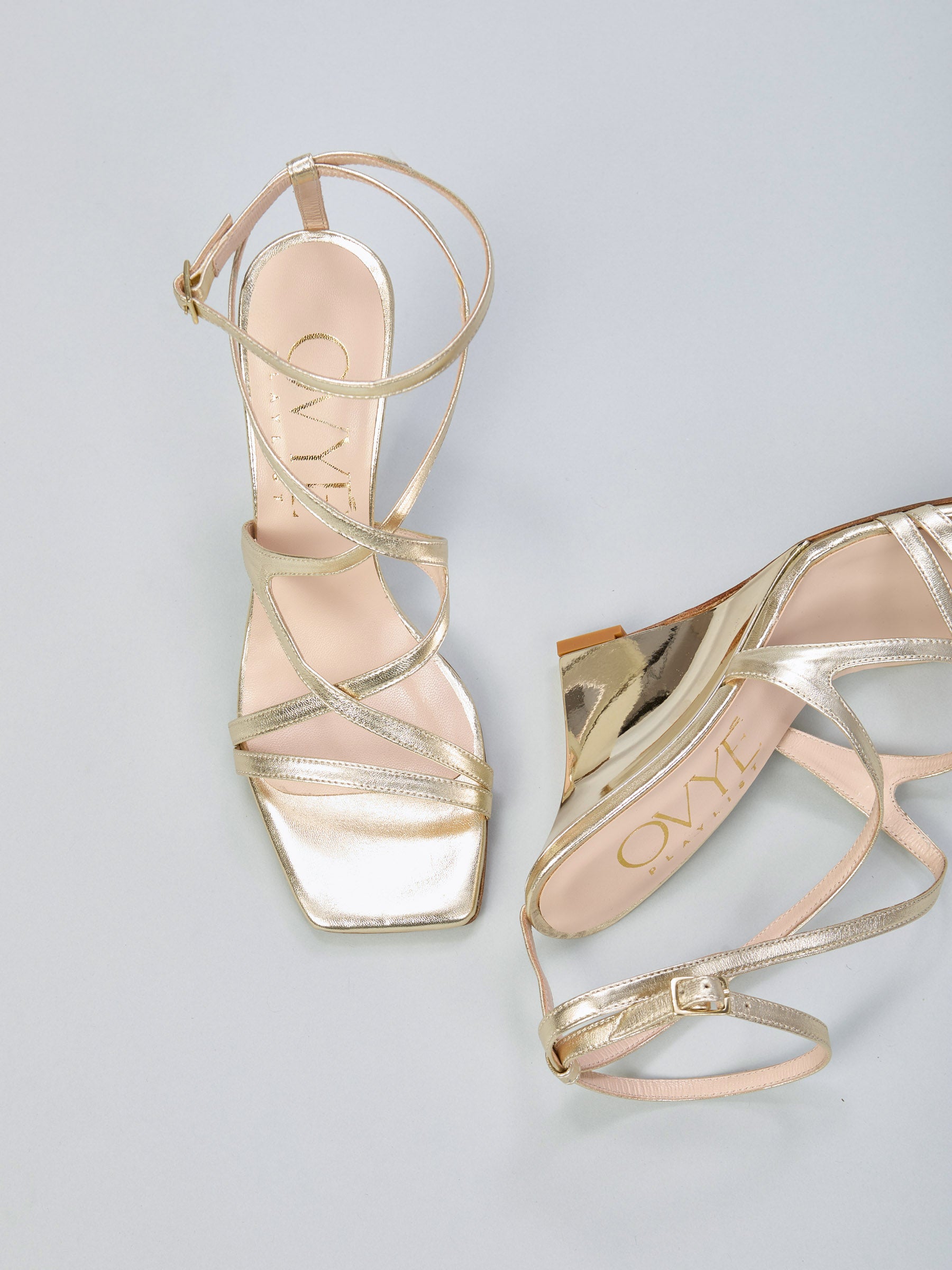 Sandalo in pelle con zeppa Ovyé